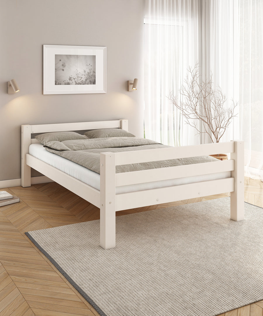 Schlichtes Einzelbett Vento aus weiß lackiertem Kiefernholz.