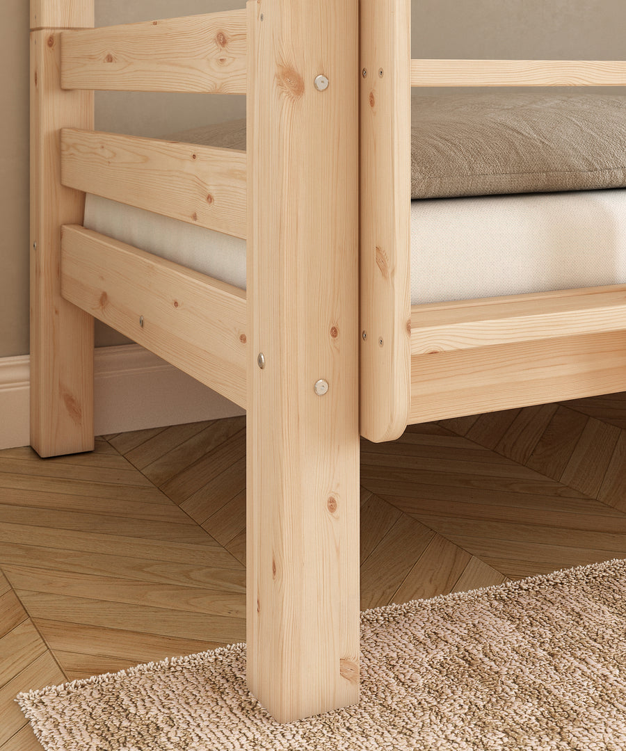 Etagenbett aus massivem Kiefernholz mit stabiler Konstruktion und natürlicher Holzoptik.