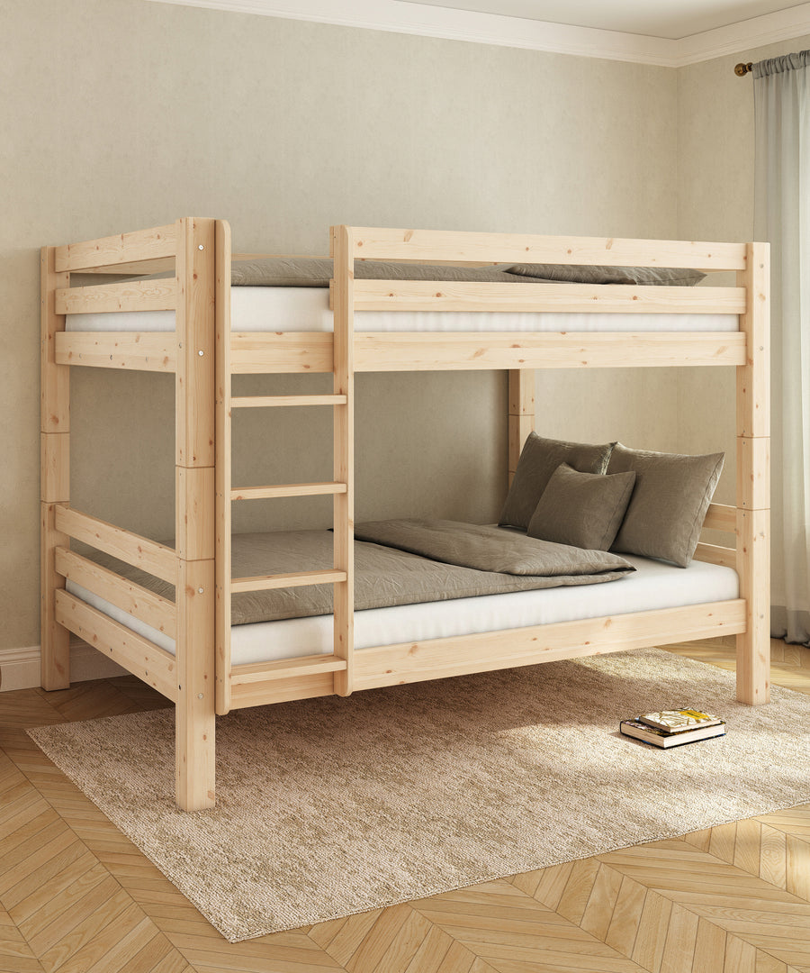 Platzsparendes Etagenbett mit zwei Schlafplätzen übereinander für mehr freie Fläche im Kinderzimmer.