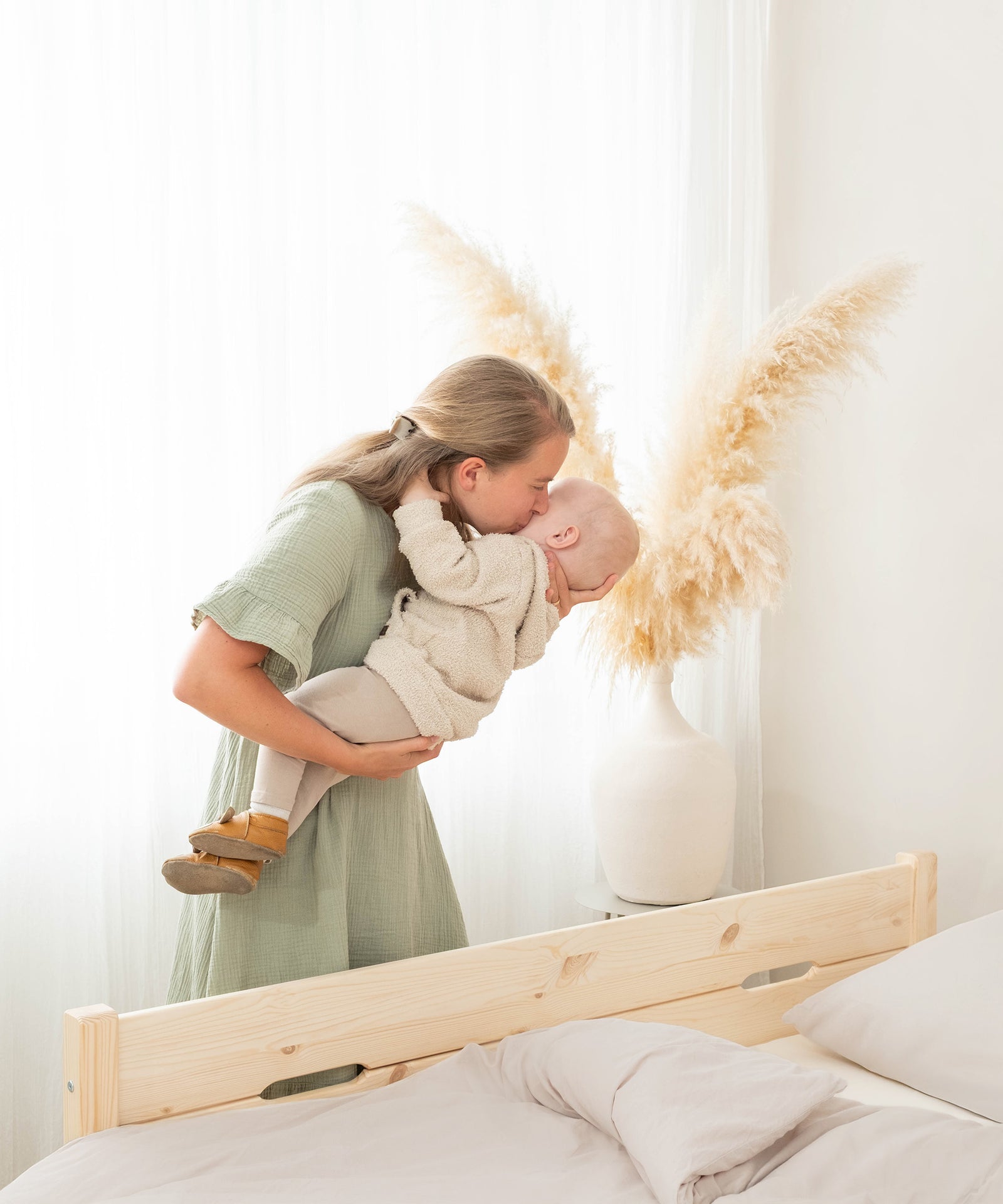 Optionaler Rausfallschutz*Der Rausfallschutz bietet deinem Kind extra Sicherheit. Er kann flexibel an der Seite oder am Fußende angebracht werden.| Sicherer Schlafplatz mit dem Rausfallschutz.