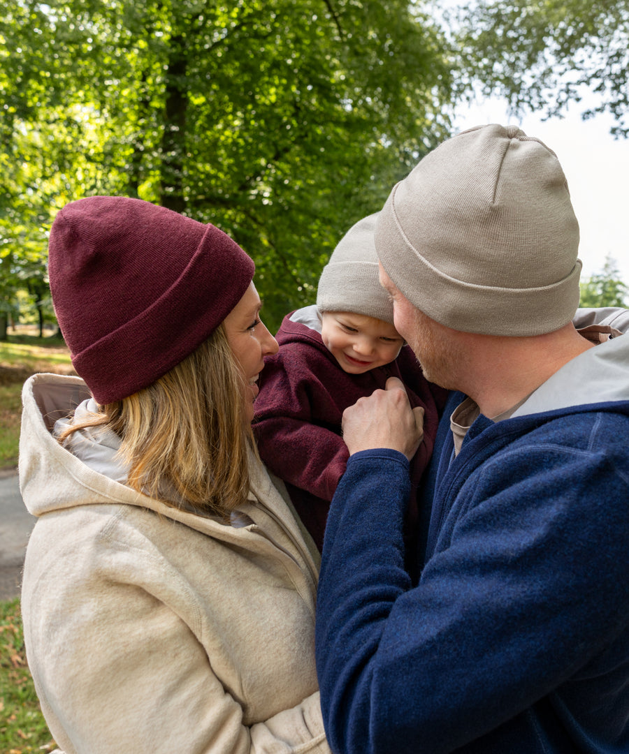 Mützen für die ganze Familie*Für niedliche Mini-Me-Outfits, passende Partnerlooks oder für jedes Familienmitglied in der ganz eigenen Lieblingsfarbe.| Die Mutter trägt die Mütze in Bordeuax, Vater und Kind in Beige.