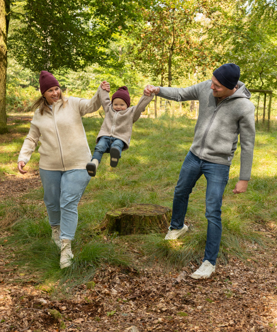 Familie trägt aufeinander abgestimmte Walkjacken für Herren, Damen und Kinder.