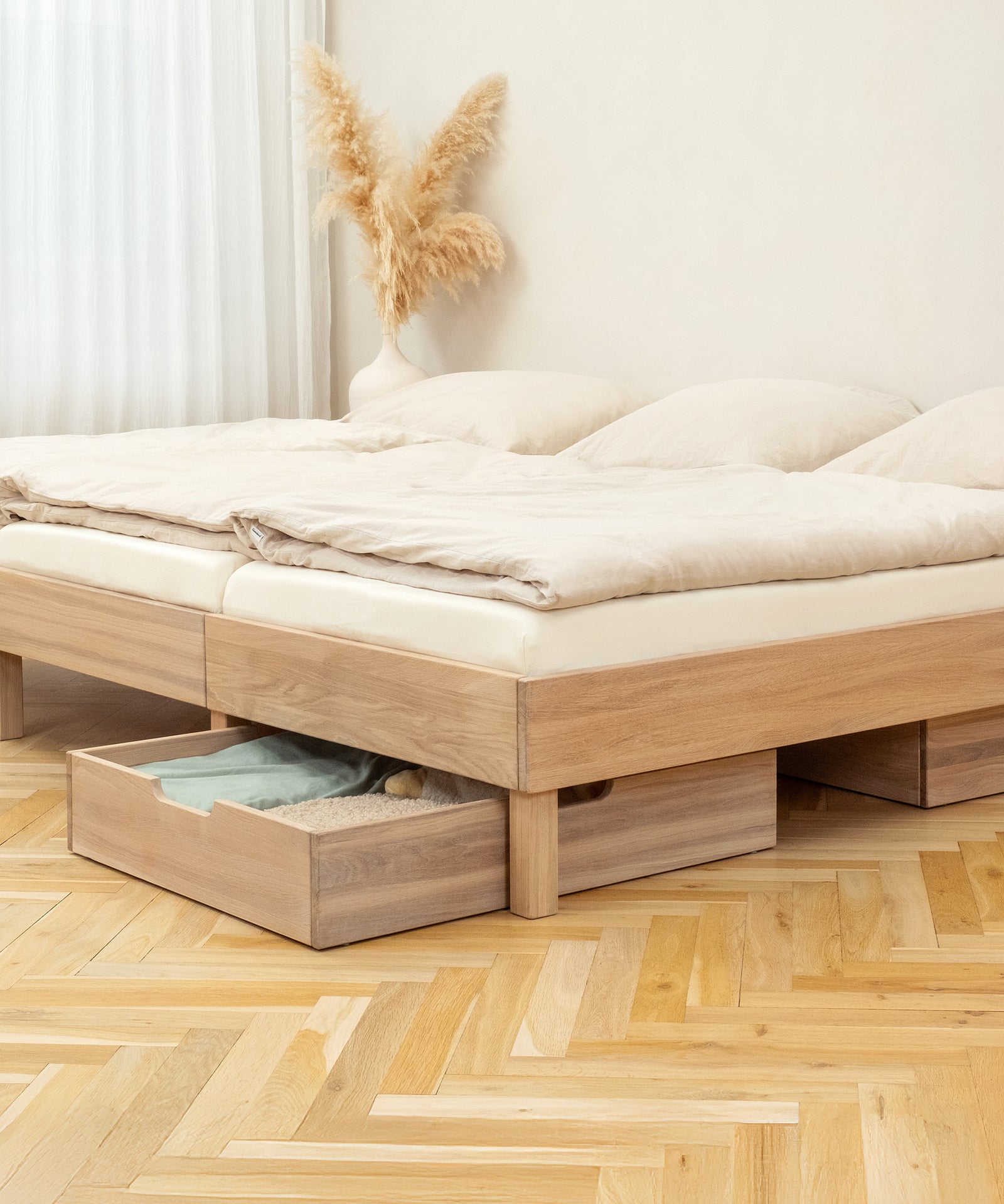 Stauraum unter dem Familienbett.