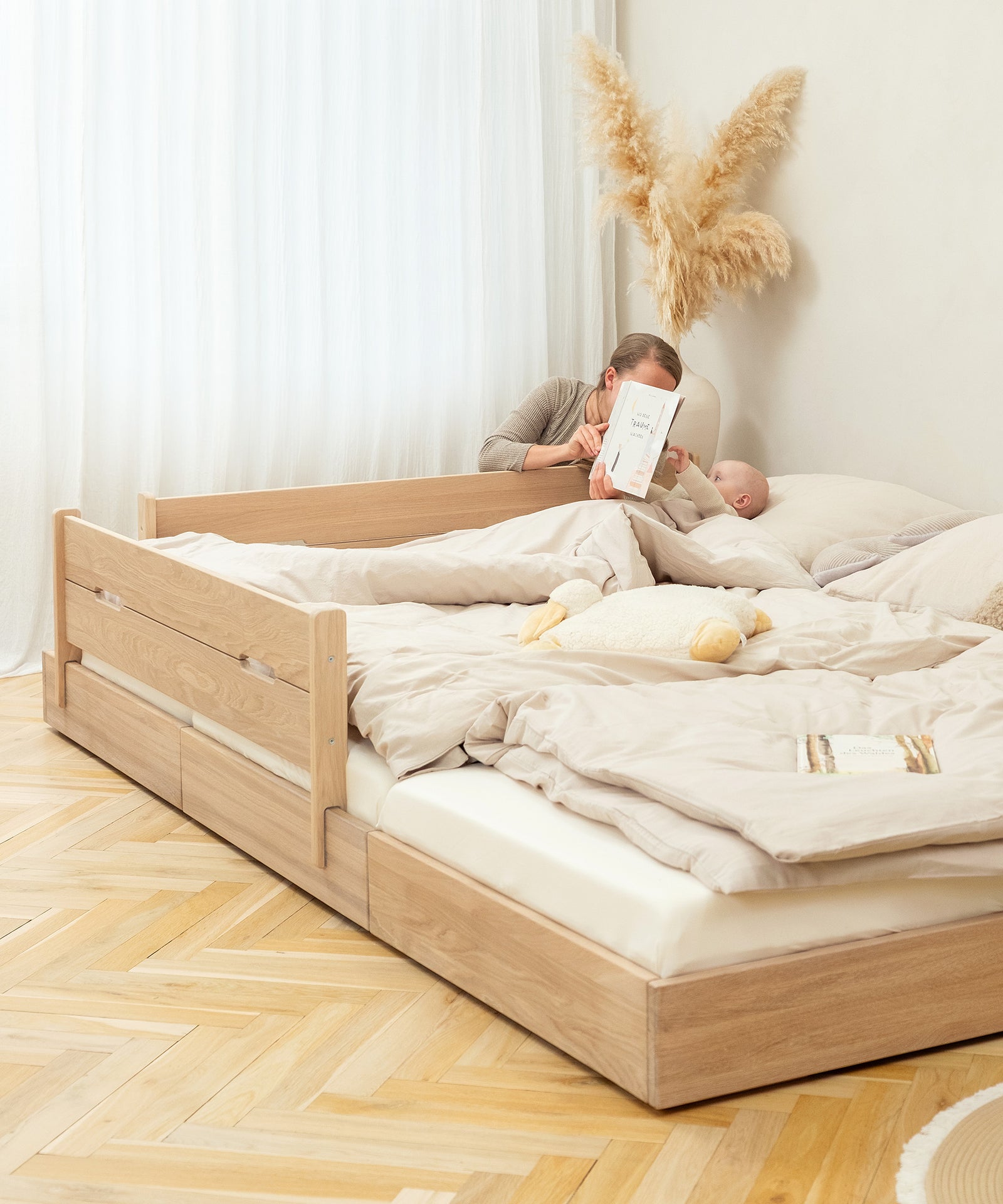 Optionaler Rausfallschutz*Der Rausfallschutz bietet deinem Kind extra Sicherheit. Er kann flexibel an der Seite oder am Fußende angebracht werden.|Familienbett mit Rausfallschutz.