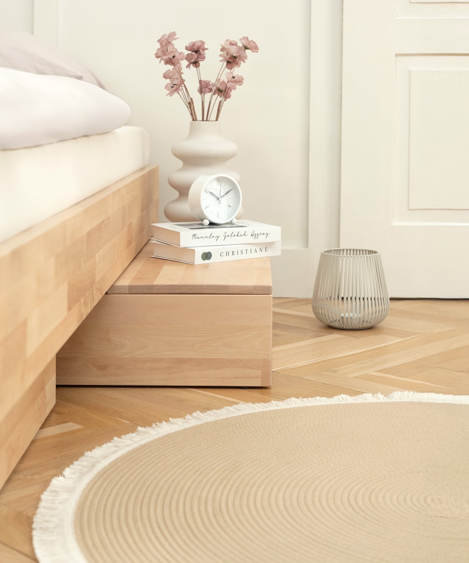 Praktische Ablage*Mit der Ablage im minimalistischen Design kannst du die Bettschublade kinderleicht in ein funktionales Nachttischchen verwandeln.|Die passende Ablage zu den Plano Birke Betten. 