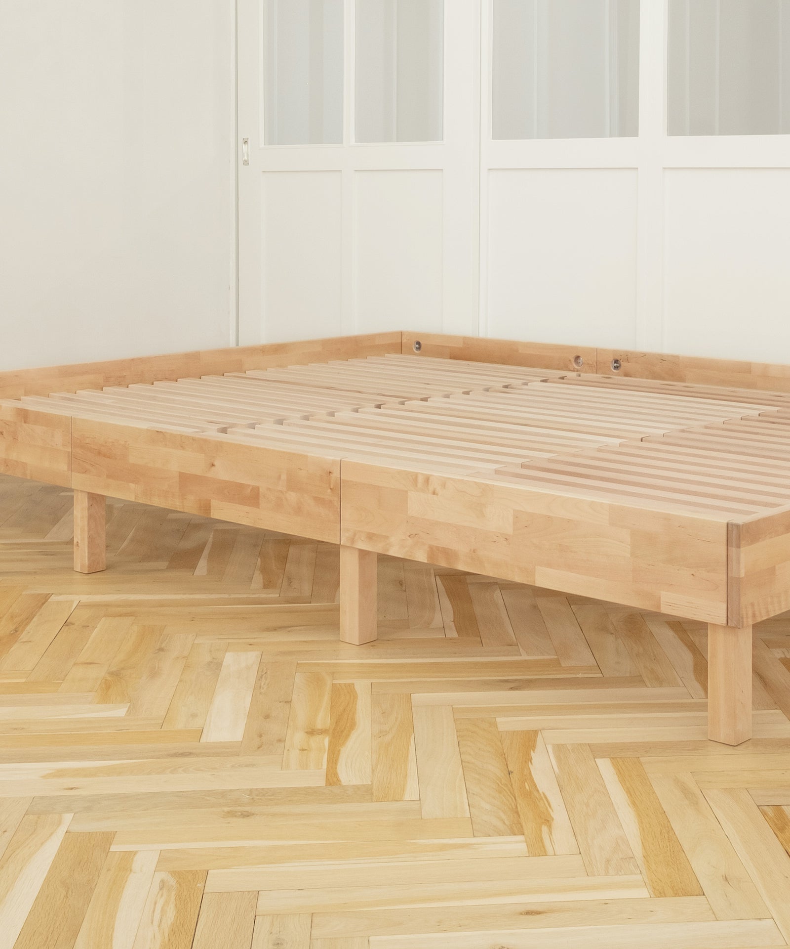 Familienbett Plano Birke ohne Matratze und Dekoration.