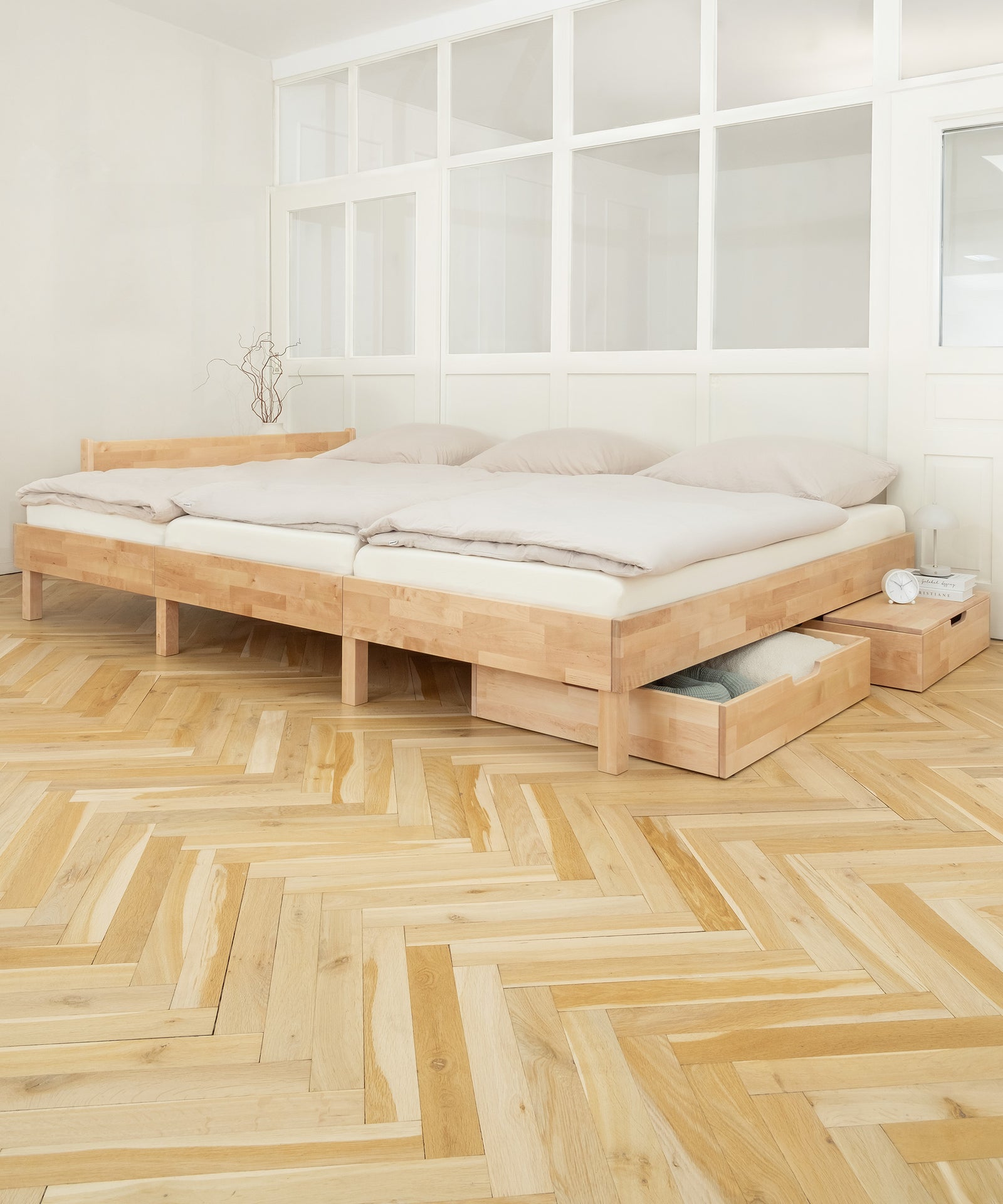 Platz für die ganze Familie*Das Familienbett punktet mit einer großzügigen, durchgängigen Liegefläche - und macht Co-Sleeping komfortabel und erholsam.| Familienbett Plano Birke mit Schubladen.