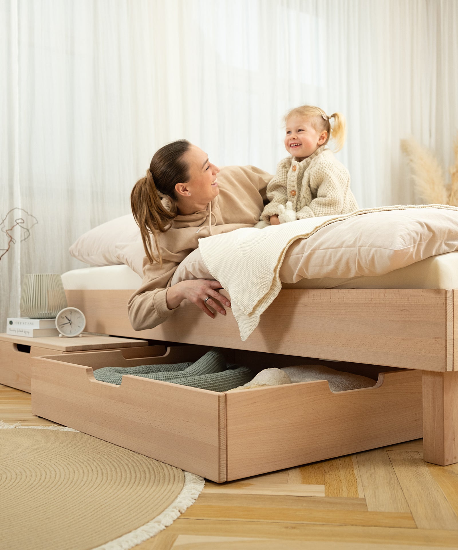 Kinderleicht aufgeräumt*Praktisch: Die optional erhältliche Doppelschublade bietet zusätzlichen Stauraum für Bettwaren, Kleidung & Co.|Passende Schubladen zu den Buche Betten Plano. 