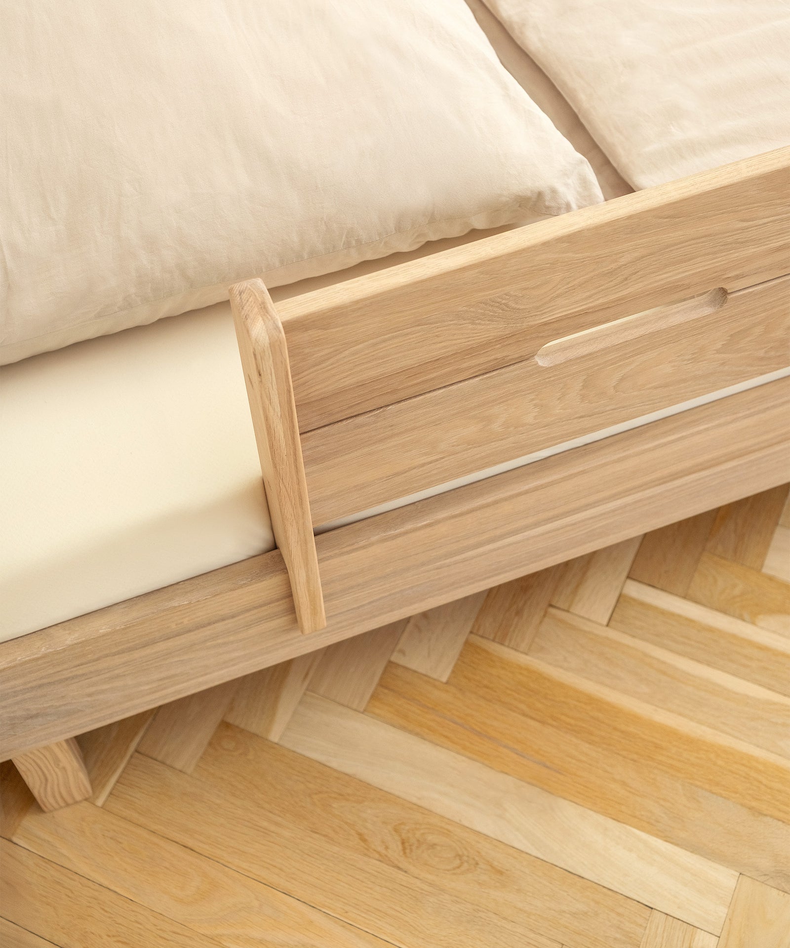 Familienbett Plano Eiche Rausfallschutz.