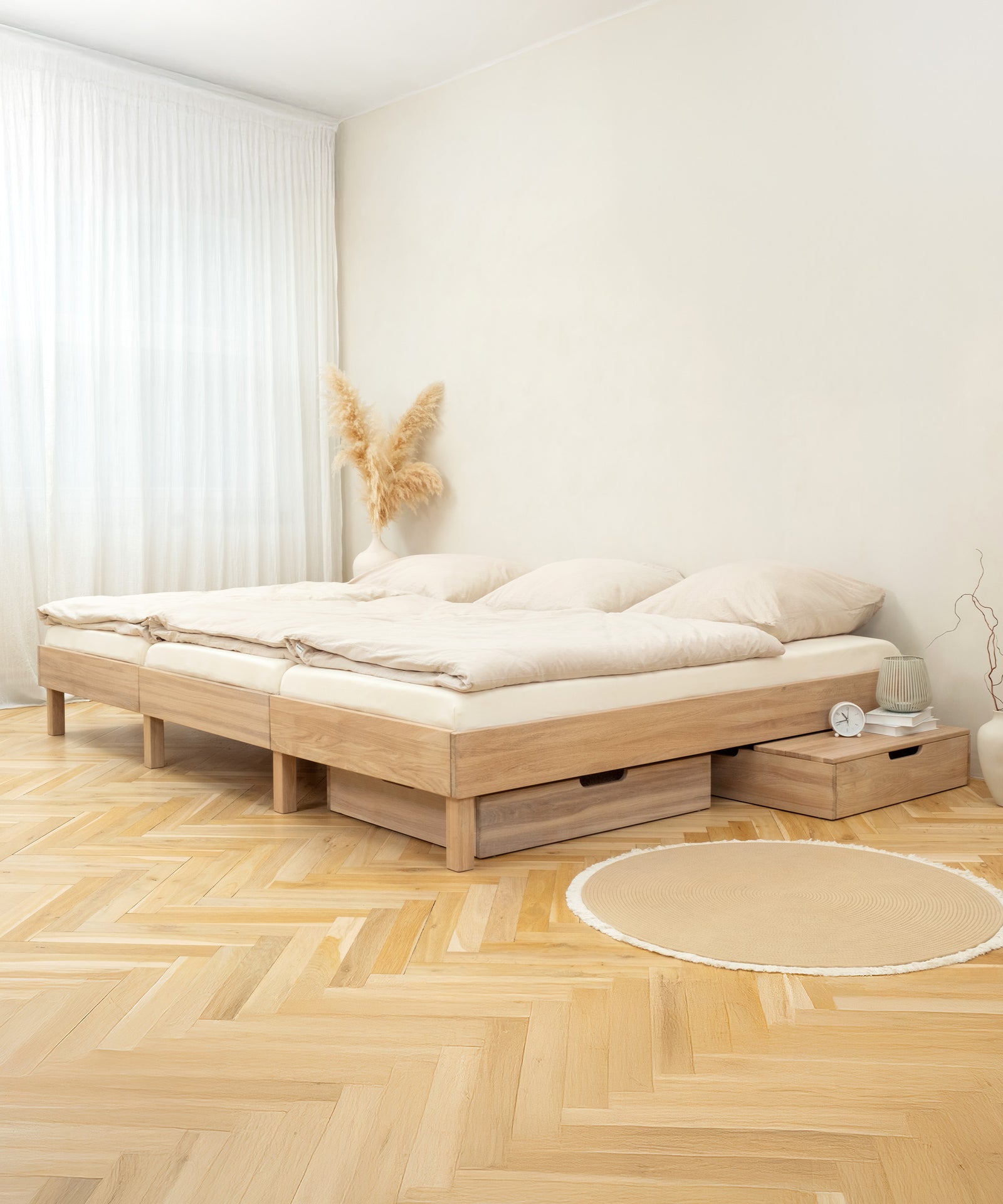 Platz für die ganze Familie*Das Familienbett punktet mit einer großzügigen, durchgängigen Liegefläche - und macht Co-Sleeping komfortabel und erholsam.|Familienbett Plano mit Schubladen.