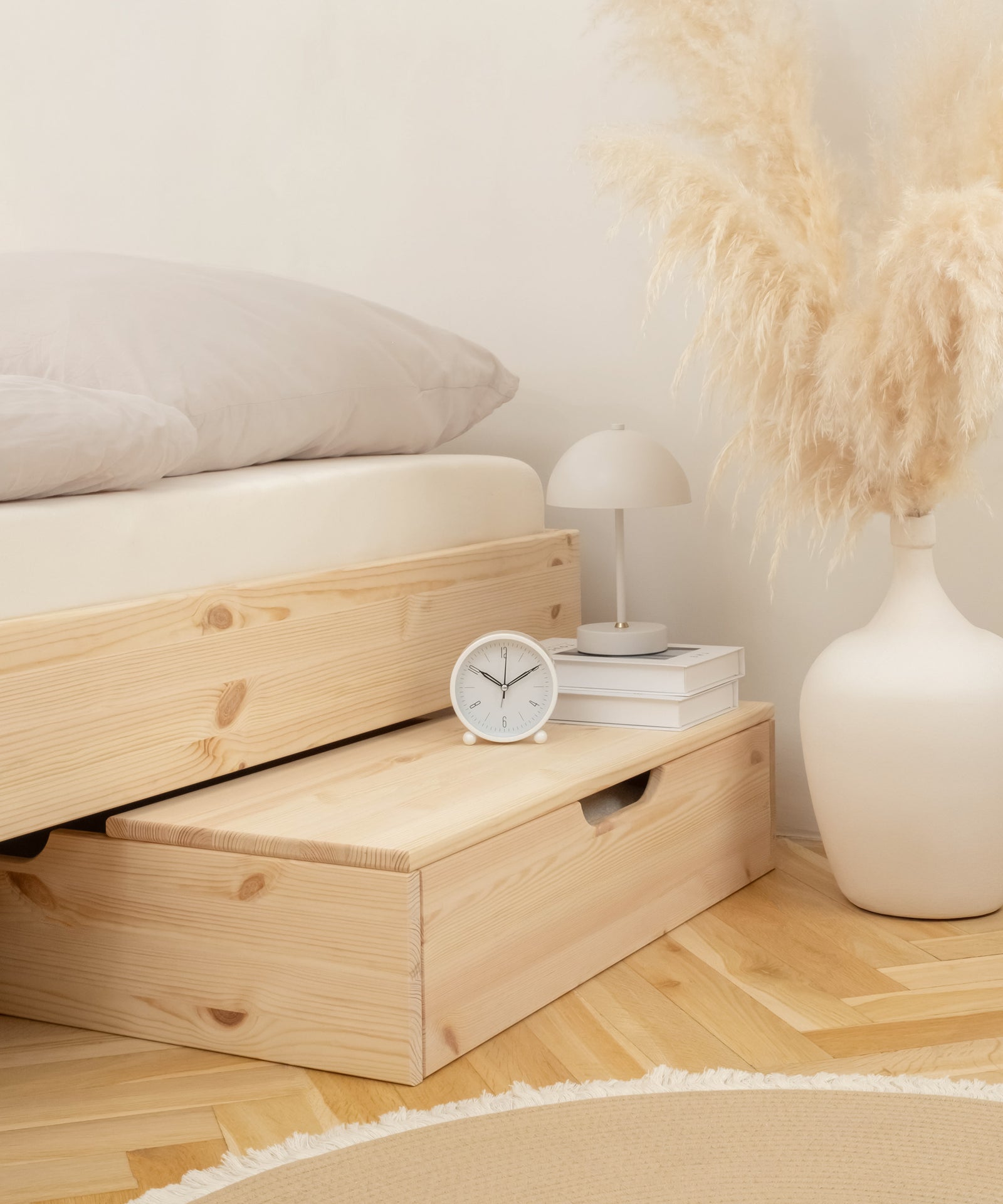 Praktische Ablage*Mit der Ablage im minimalistischen Design kannst du die Bettschub-lade kinderleicht in ein funktionales Nachttischchen| Praktisches Zubehör.