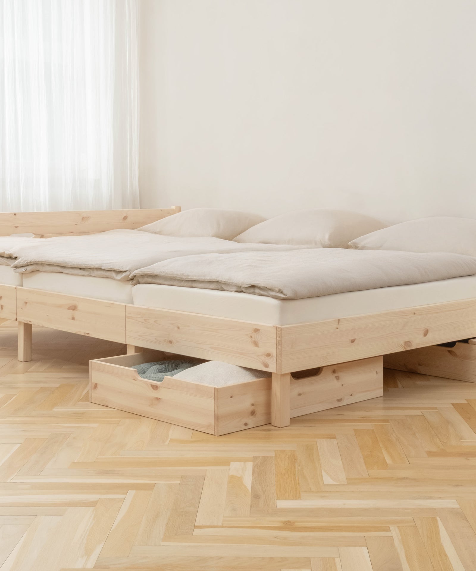 Familienbett mit Doppelschublade in Kiefer Natur.