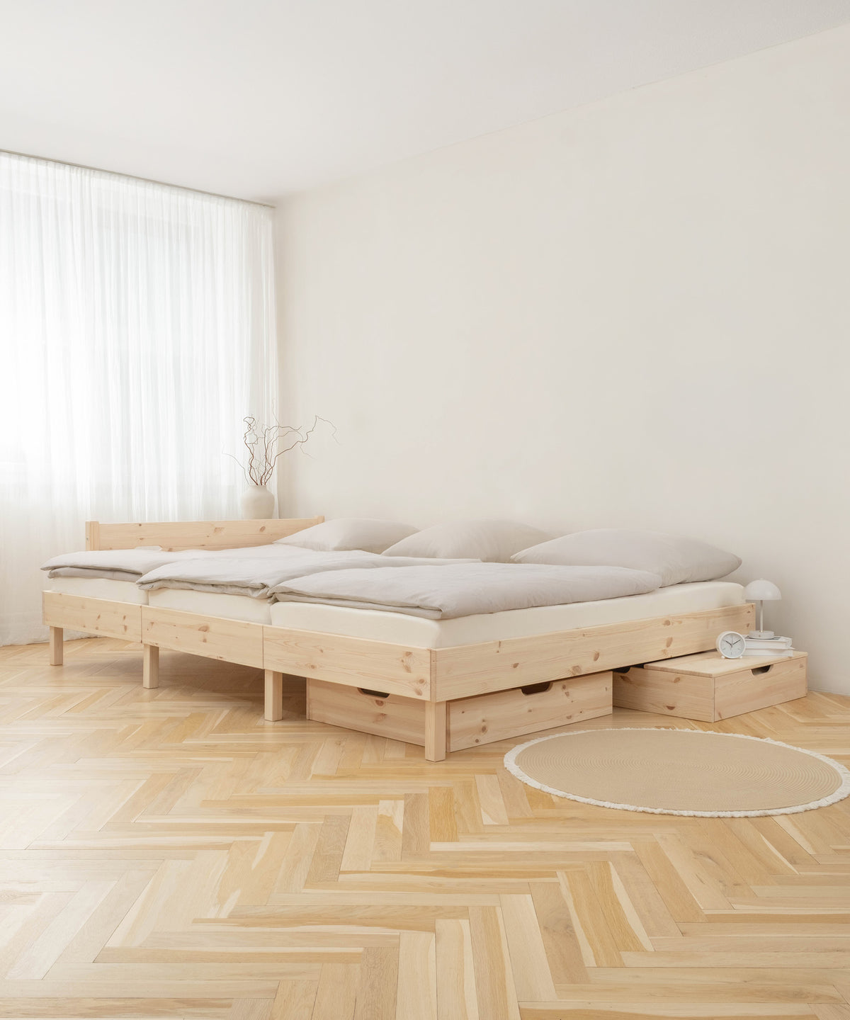 Platz für die ganze Familie*Das Familienbett punktet mit einer großzügigen, durchgängigen Liegefläche - und macht Co-Sleeping komfortabel und erholsam.| Familienbett Plano Kiefer Größe 270x200.