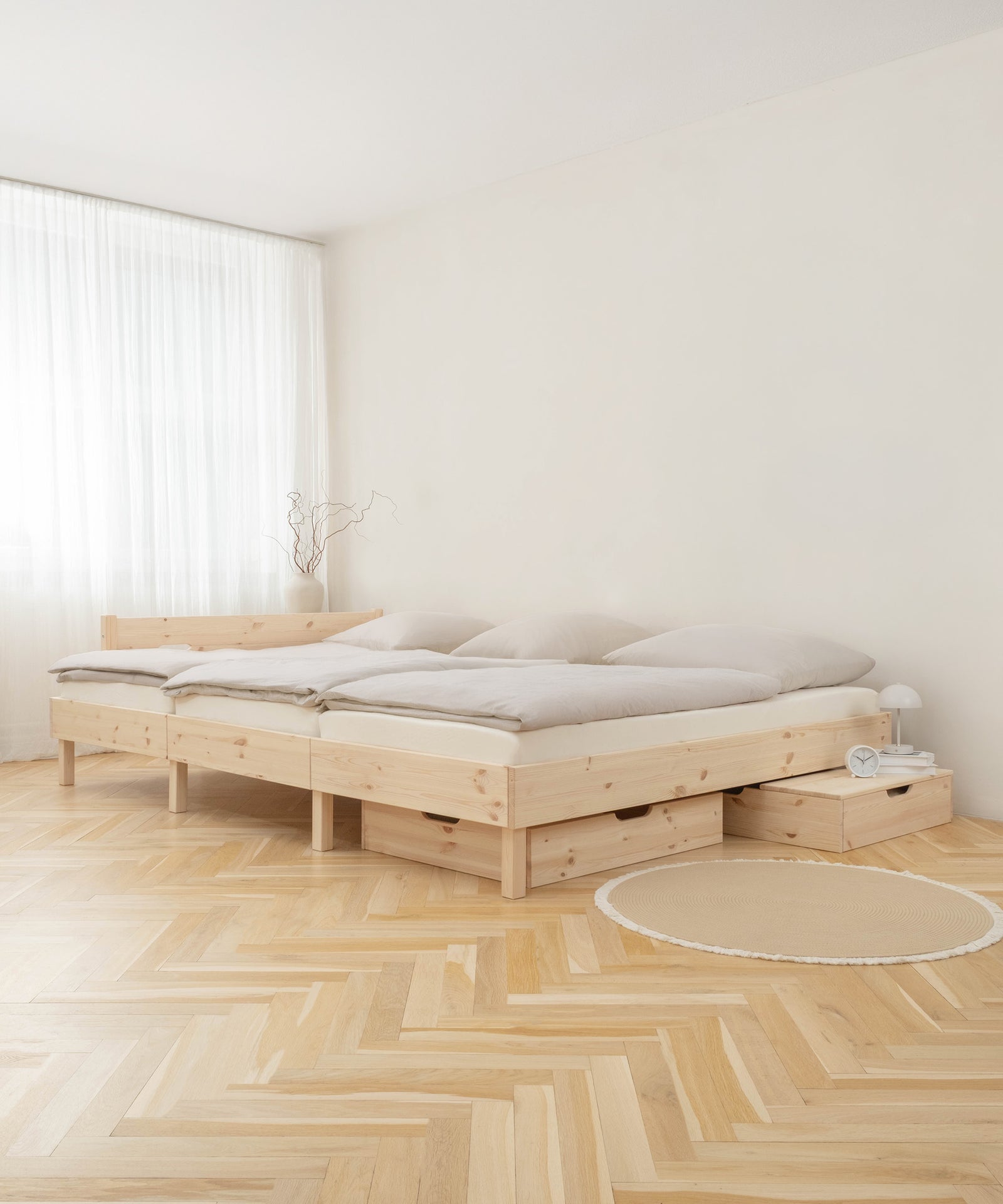 Platz für die ganze Familie*Das Familienbett punktet mit einer großzügigen, durchgängigen Liegefläche - und macht Co-Sleeping komfortabel und erholsam.| Familienbett Plano Kiefer Größe 270x200.