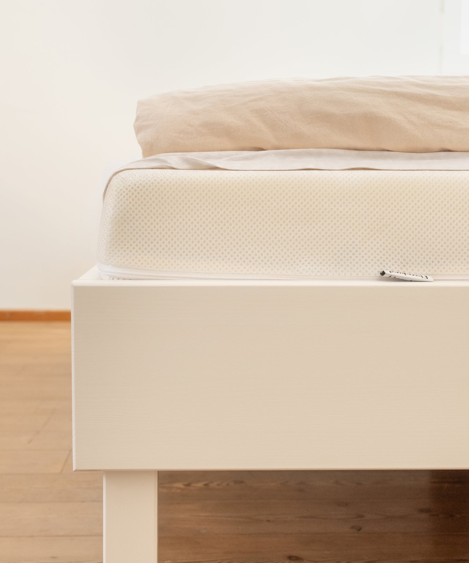 Abnehmbarer Mesh Bezug*Schweißflecken und Schmutz ade! Der abnehmbare Bezug aus Mesh ist bei 60 °C Grad waschbar und sogar für den Trockner geeignet.| Abnehmbarer Mesh-Bezug der Family Matratze waschbar bei 60 Grad