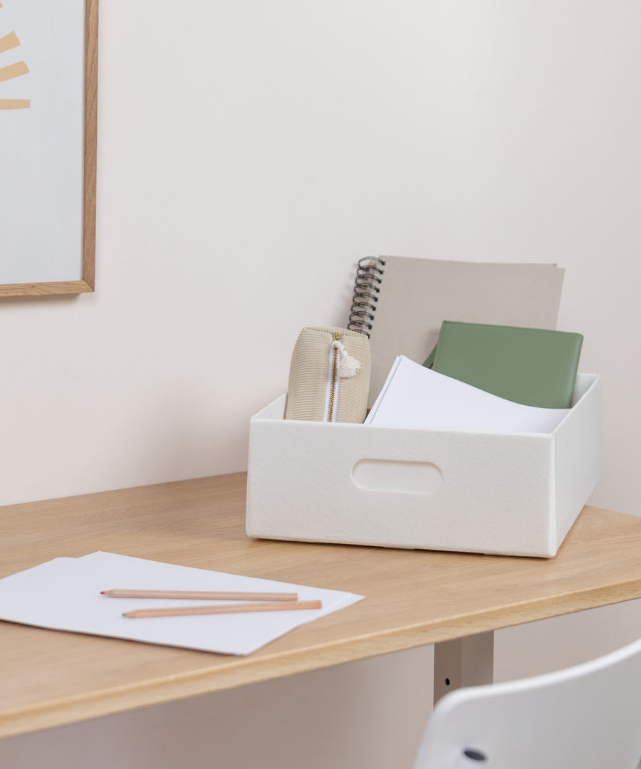 Zeitloses Design*Die schlichte Form und dezente Farben lassen sich harmonisch mit unterschiedlichen Einrichtungsstilen kombinieren.|Die Filzbox steht auf einem Schreibtisch.