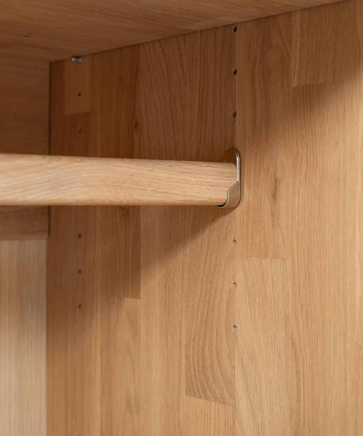 Natürliches Massivholz*Gefertigt aus massiver, geölter Eiche. Langlebig, hochwertig und mit einer warmen, natürlichen Ausstrahlung.|Der FSC-zertifizierte Schrank aus Eichenholz bringt Stabilität und Nachhaltigkeit ins Kinderzimmer.