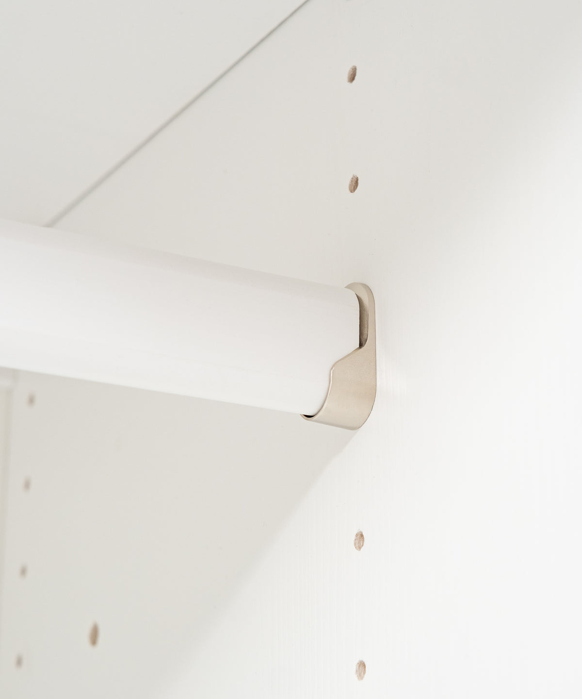 Natürliches Massivholz*Aus FSC®-zertifizierter, weiß lackierte Kiefer gefertigt - hell, leicht und langlebig für ein natürliches Raumgefühl.| Der FSC-zertifizierte Kiefernschrank bringt Stabilität und Nachhaltigkeit ins Kinderzimmer.