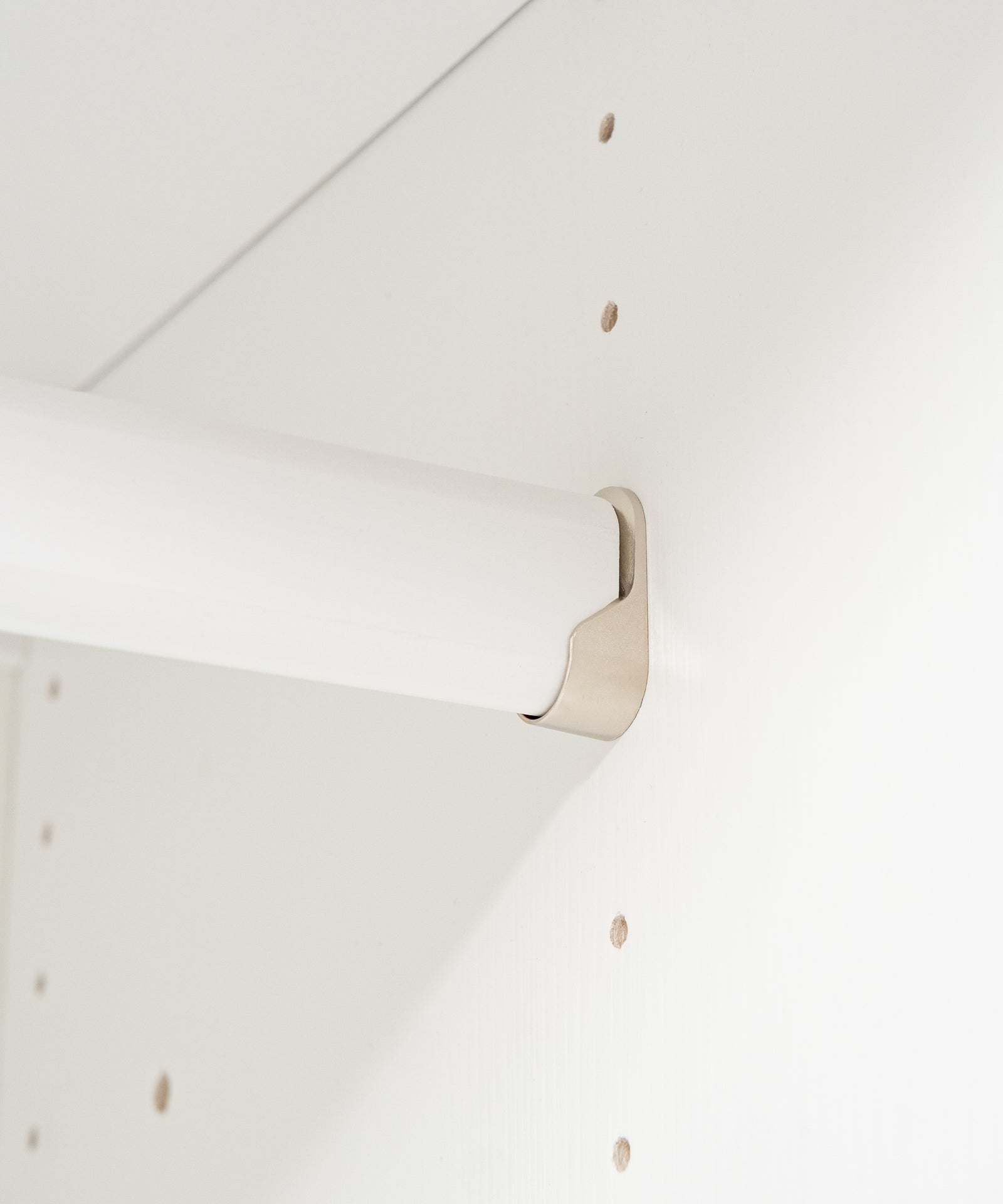 Natürliches Massivholz*Aus FSC®-zertifizierter, weiß lackierte Kiefer gefertigt - hell, leicht und langlebig für ein natürliches Raumgefühl.| Der FSC-zertifizierte Kiefernschrank bringt Stabilität und Nachhaltigkeit ins Kinderzimmer.