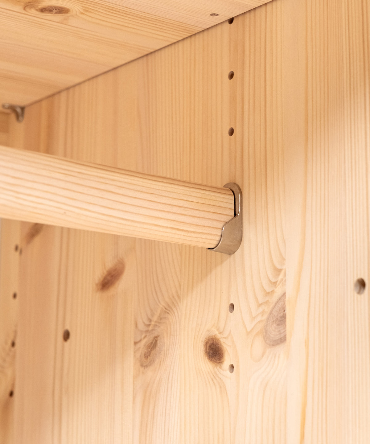 Natürliches Massivholz*Aus FSC®-zertifizierter Kiefer gefertigt - hell, leicht und langlebig für ein natürliches Raumgefühl.| Der FSC-zertifizierte Kiefernschrank bringt Stabilität und Nachhaltigkeit ins Kinderzimmer.