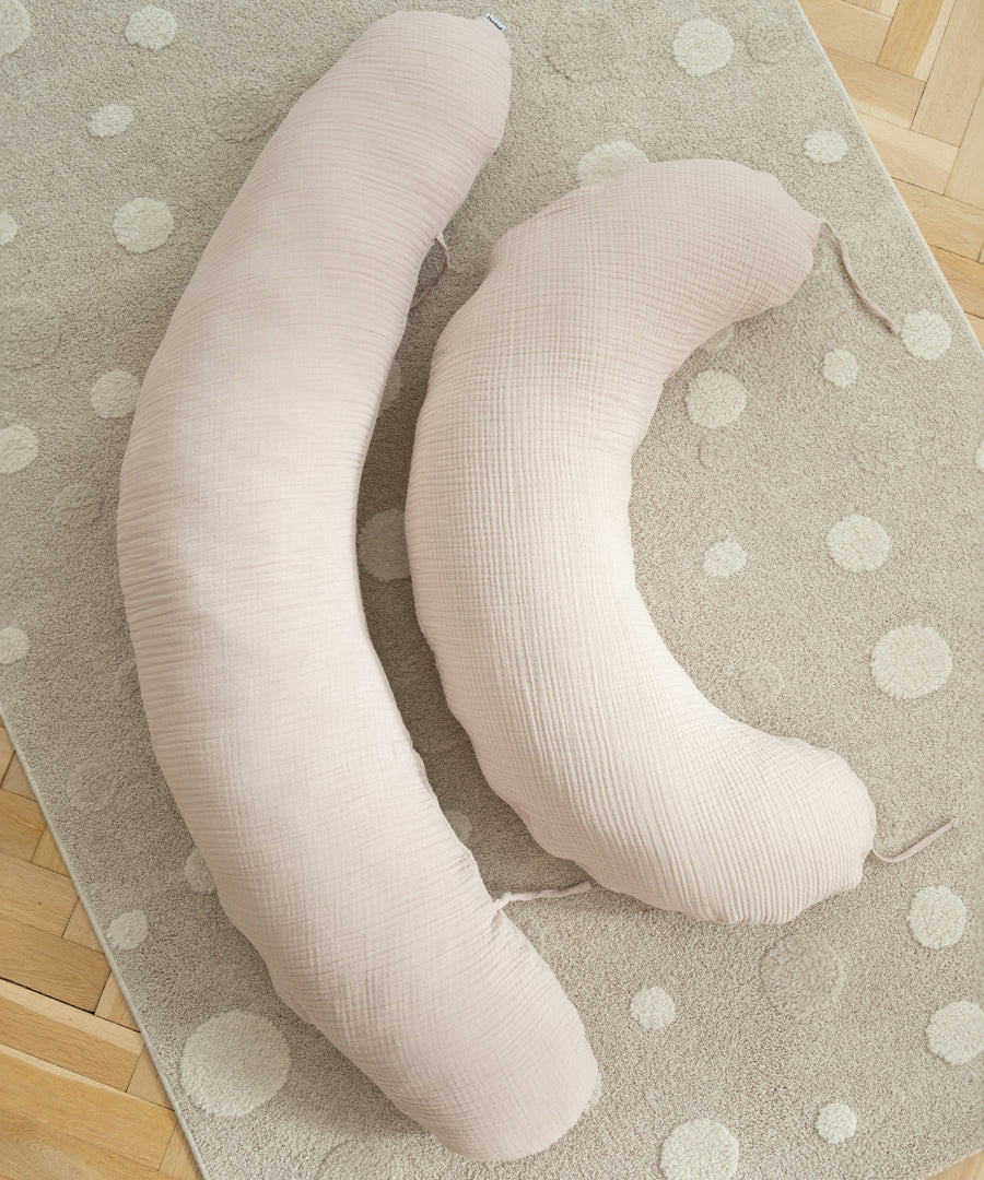 Zwei Größen*Das Stillkissen gibt es in den beiden Größen 160 cm und 190 cm - ideal für jede Körpergröße.|Größenvergleich beider Größen des Stillkissens.