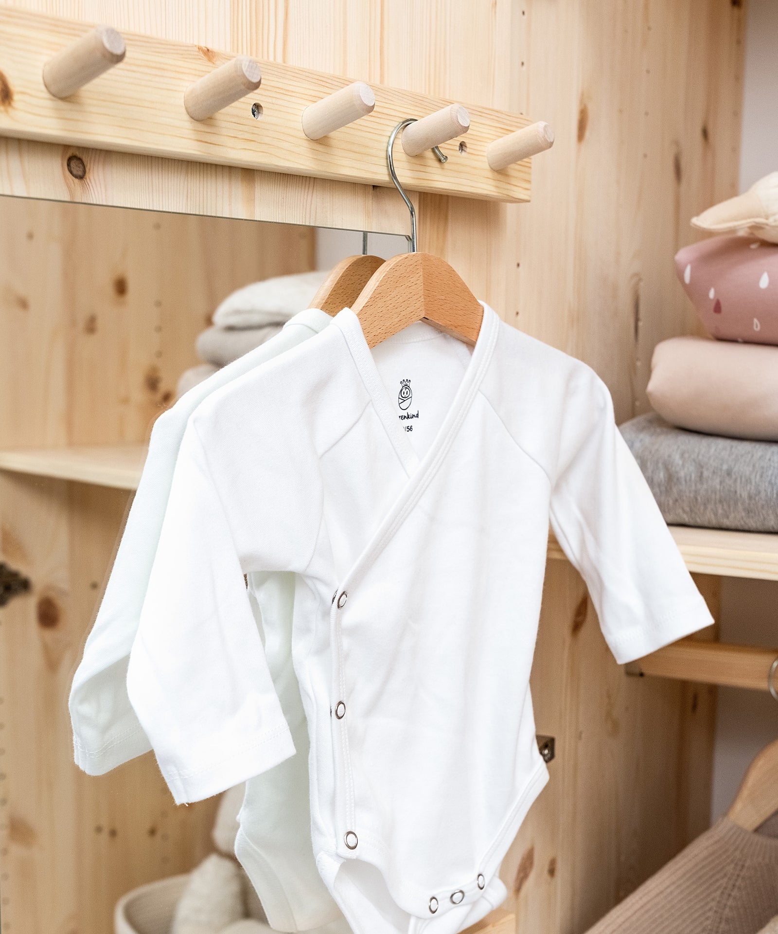 Durchdachte Details*Eine Hakenleiste an der Türinnenseite sorgt für zusätzlichen Platz - ideal für Taschen, Jacken oder Accessoires.| Hakenleiste an der Türinnenseite des Linia Schranks bietet zusätzlichen Platz.