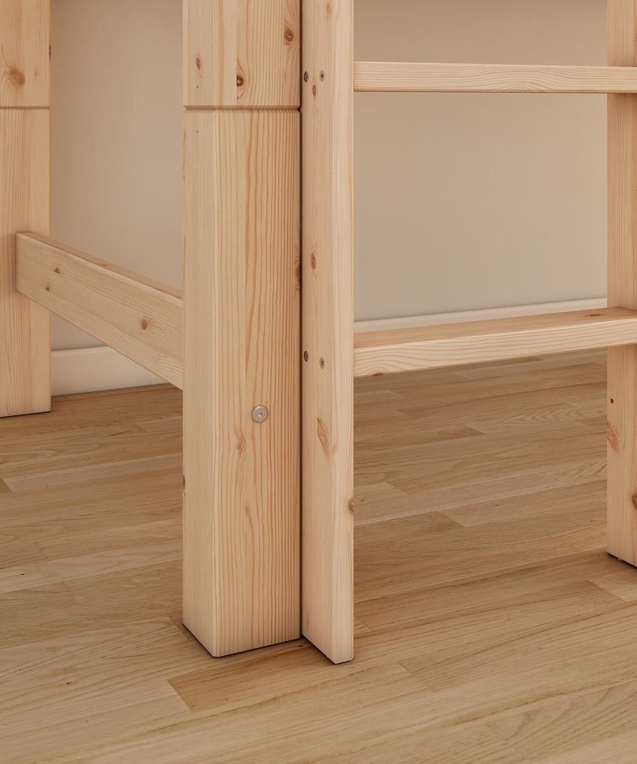 Halbhochbett Vento aus massivem Kiefernholz mit stabilen Eckpfosten und natürlicher Holzoptik.