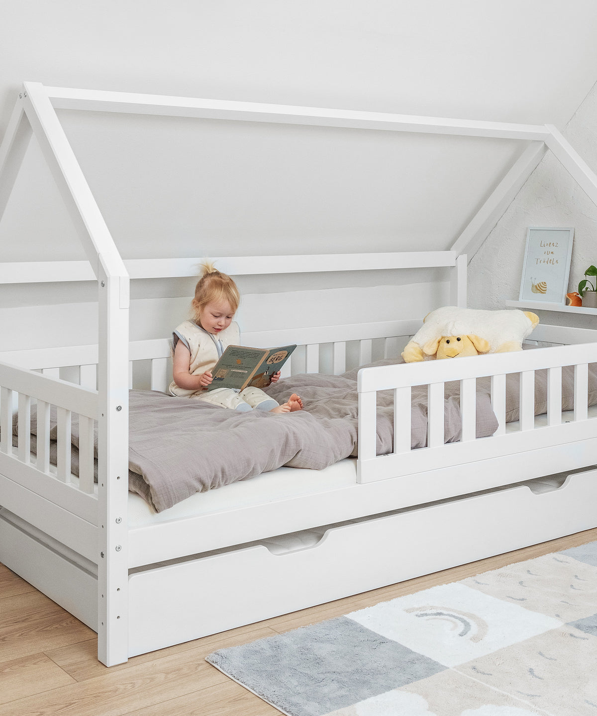 Hausbett Kiefer Weiß mit Bettkasten in Kinderzimmer.