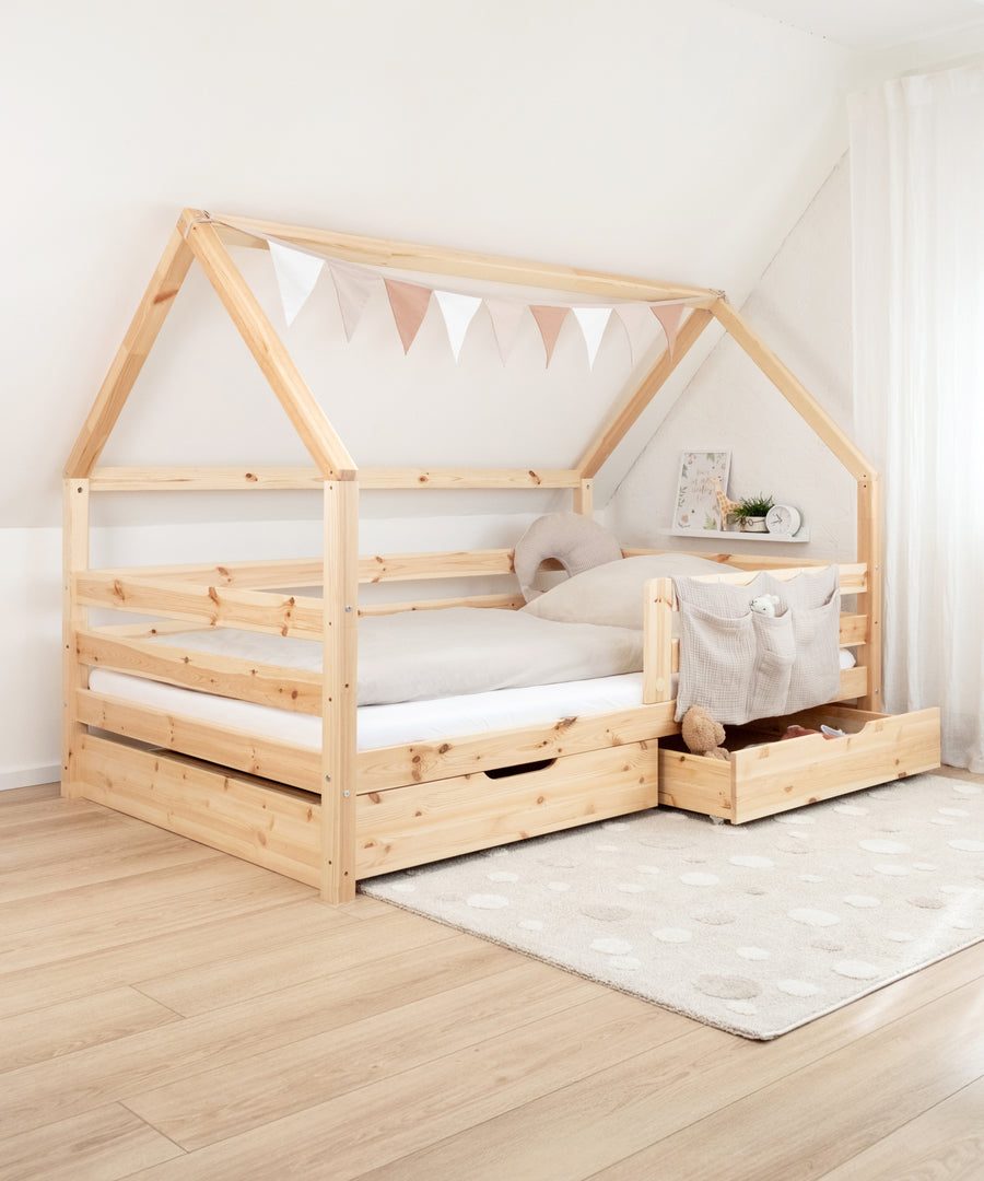Extra Stauraum*Unsere optionalen Bettschubladen bieten zusätzlichen
Stauraum für Groß und Klein.| Das Hausbett steht aufgebaut mit den zwei Schubladen
