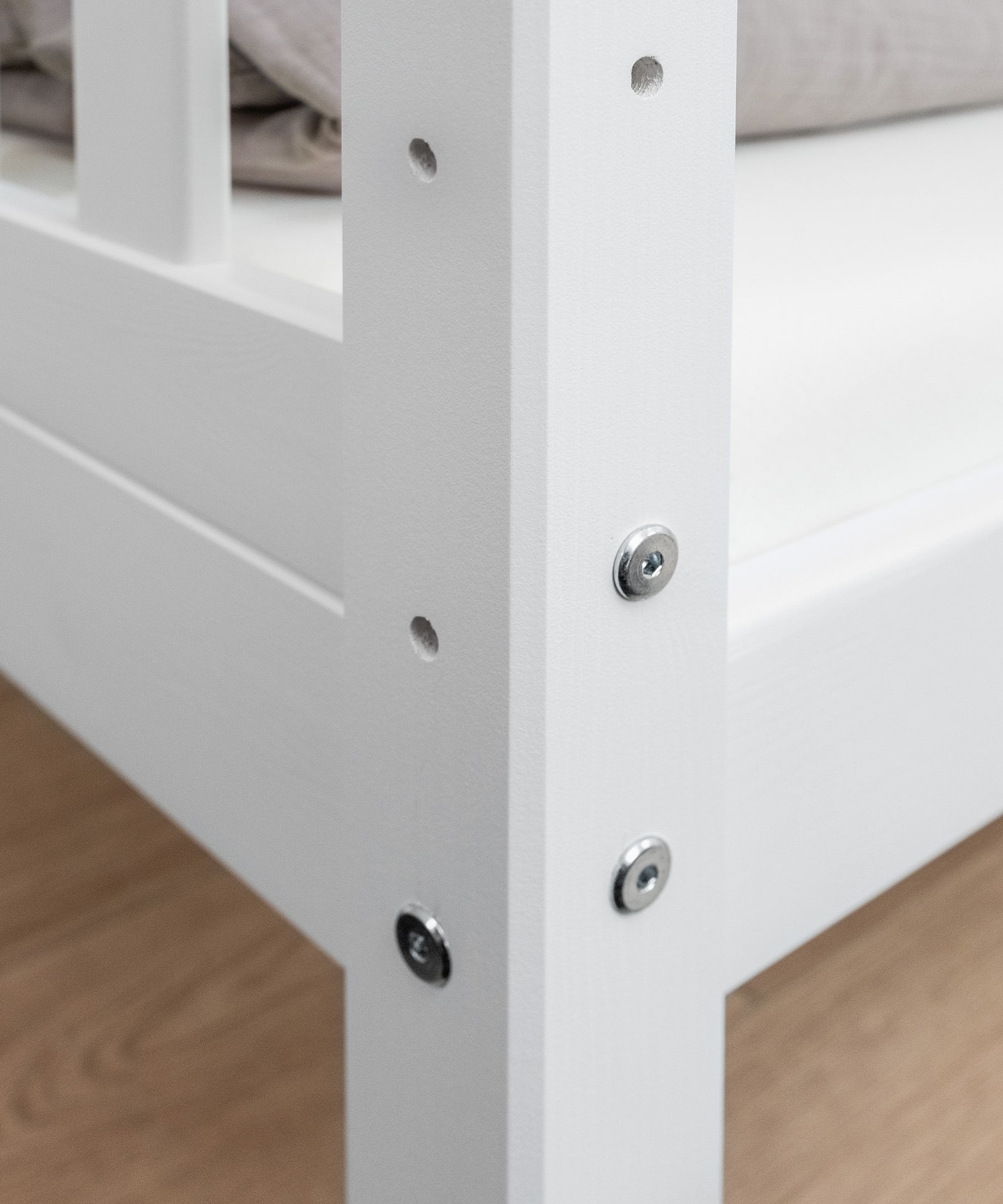 Nahaufnahme Bettpfosten am Hausbett Kiefer Weiß.