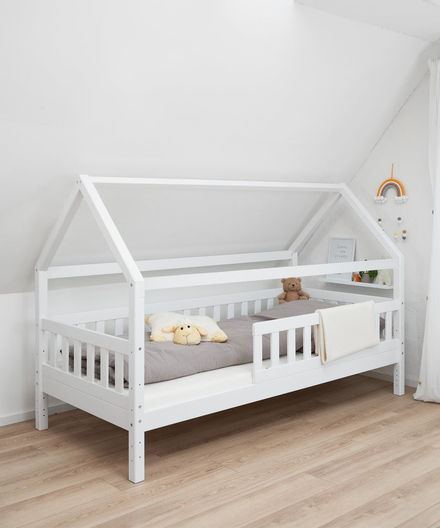 Hausbett Kiefer weiß mit vorne montiertem Balken.