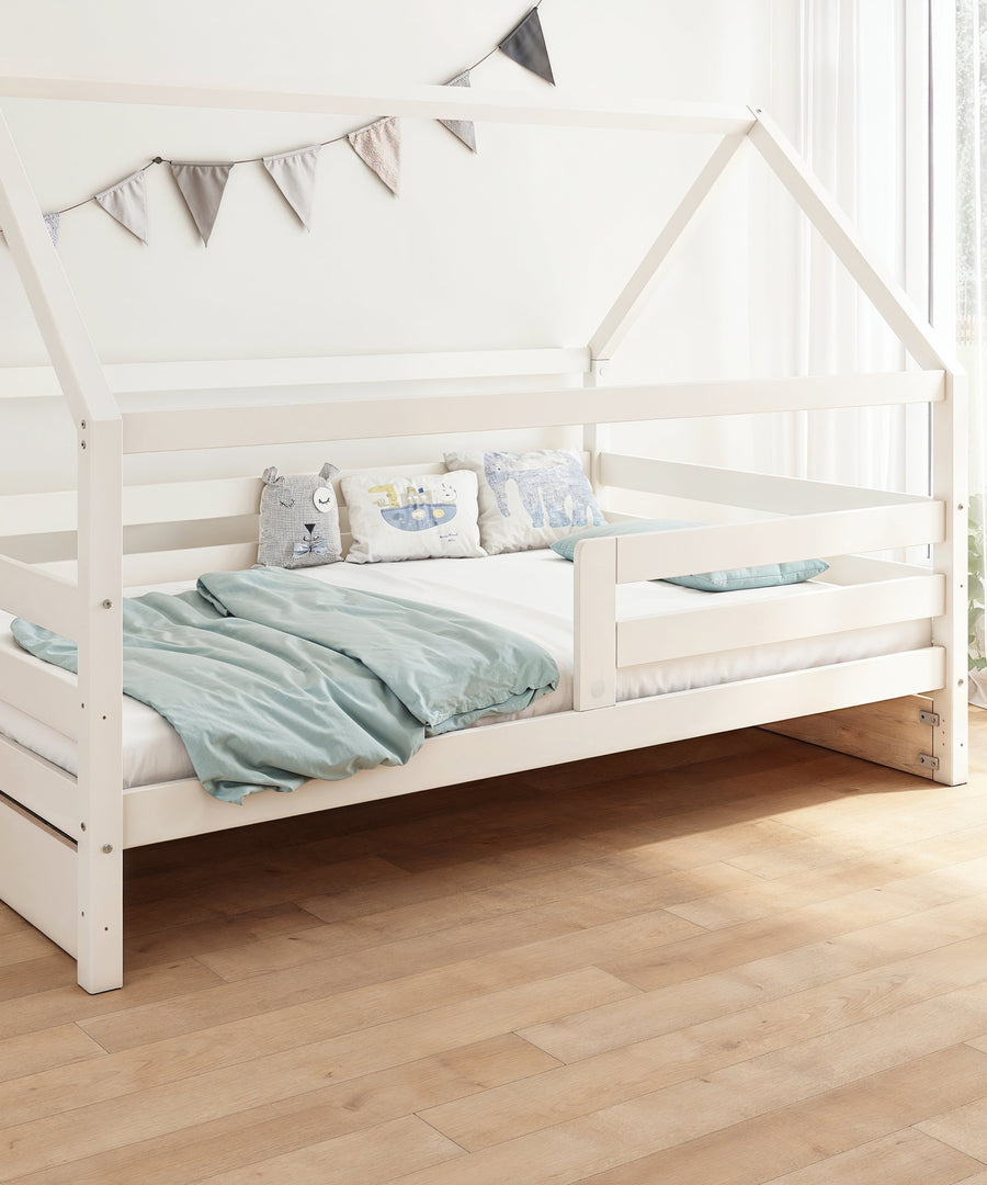 Das Hausbett steht aufgebaut an der Wand.