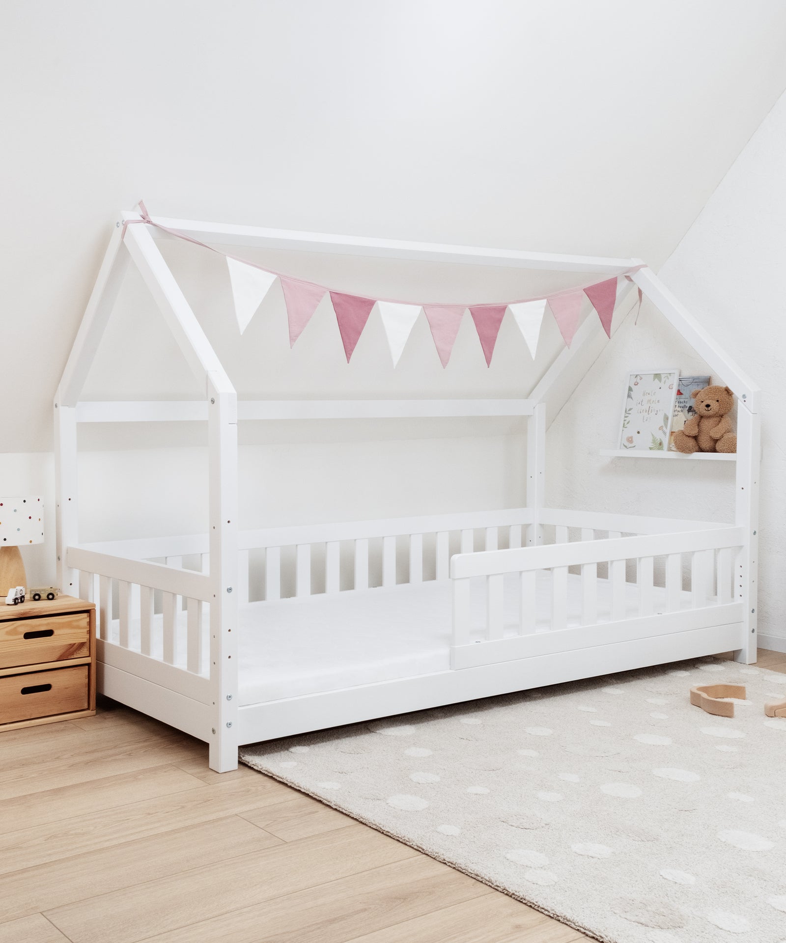Hausbett Lille Kiefer Weiß Bodennah aufgebaut.