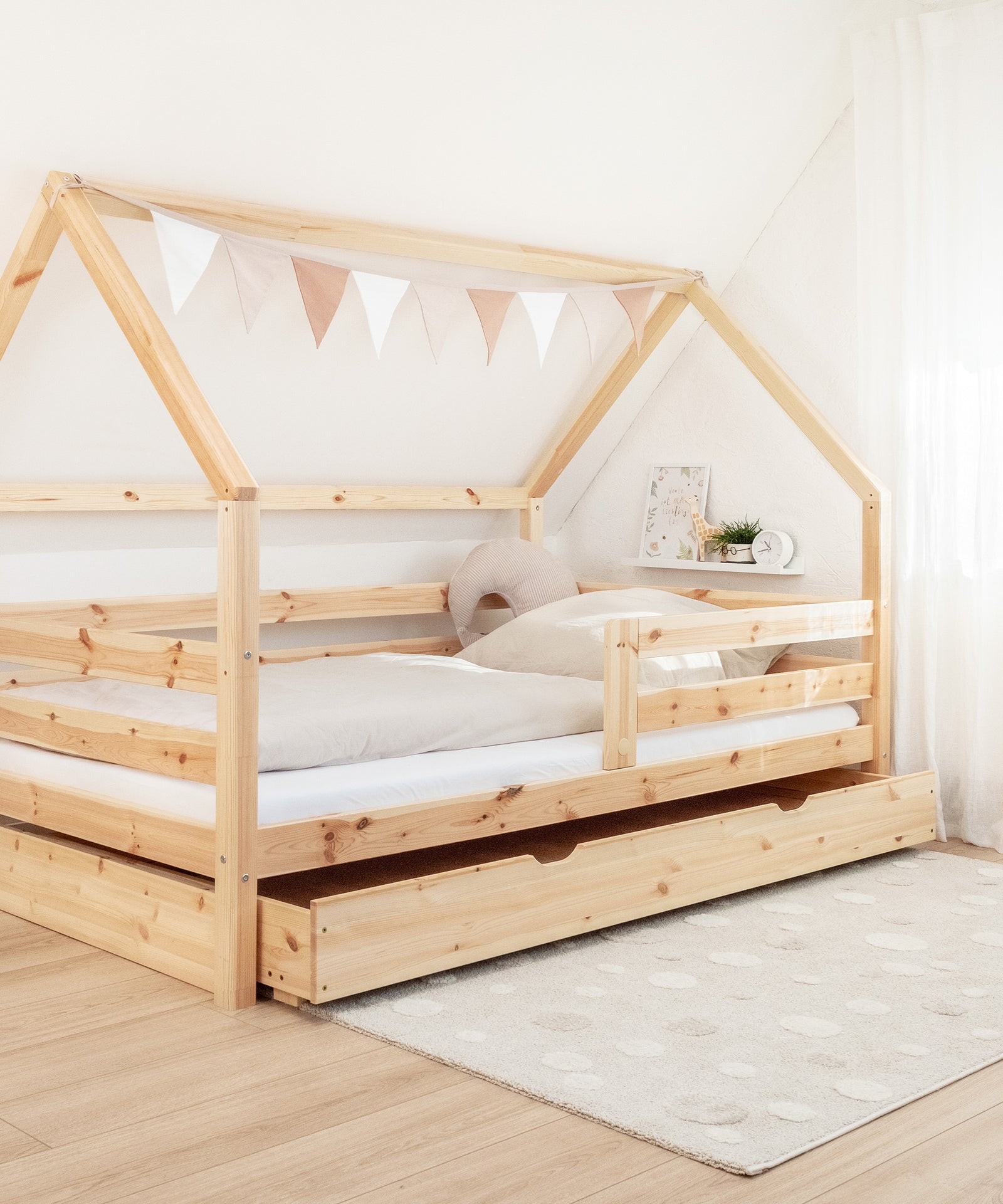 Ehrenkind Hausbett Sona Natur mit Bettkasten im Kinderzimmer.