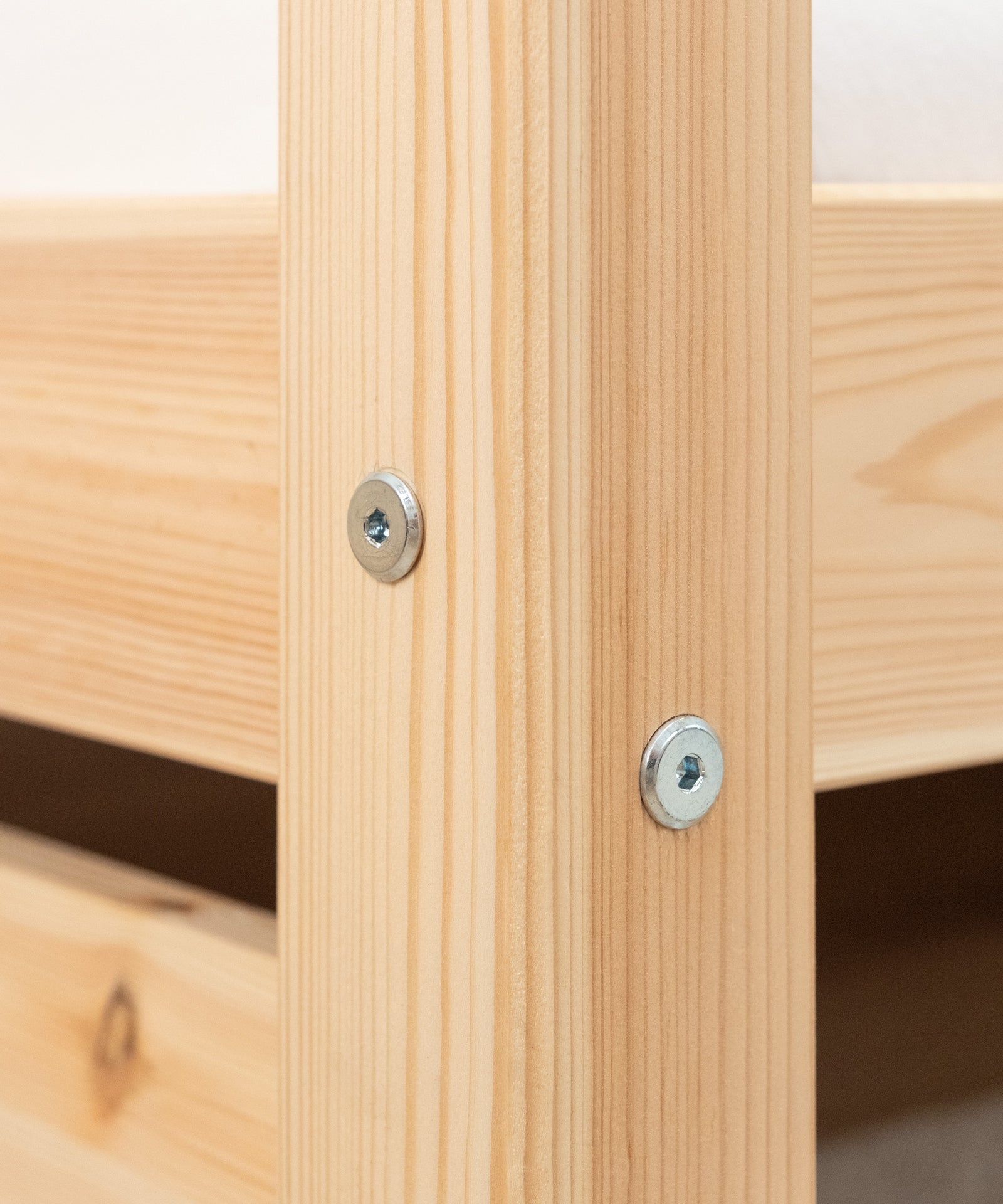 Nachhaltiges Kiefernholz*Unser Hausbett wird aus nachhaltigem Kiefernholz unter fairen Arbeitsbedingungen gefertigt.|Nahaufnahme von den Schrauben an dem Hausbett.