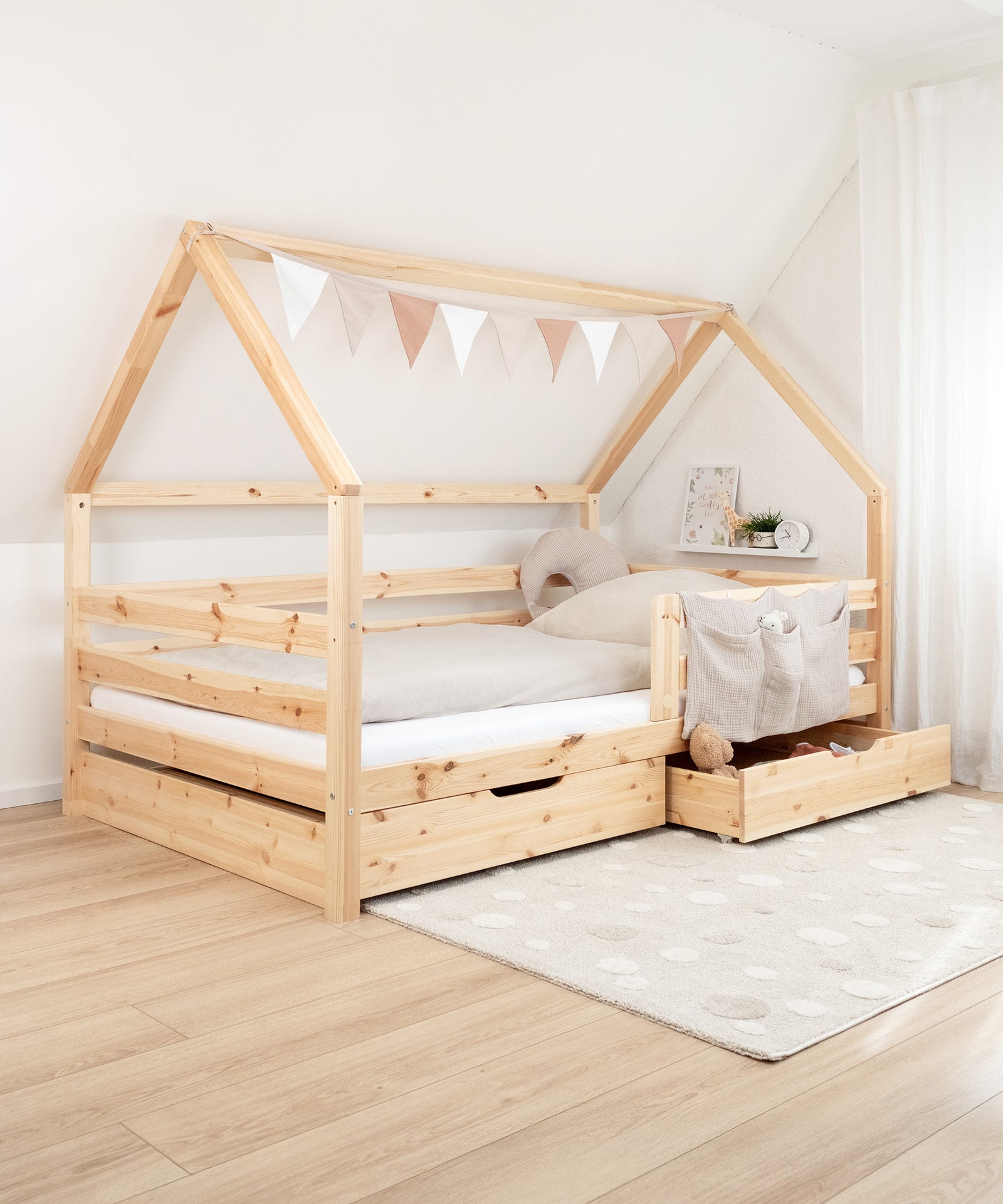 Extra Stauraum*Unsere optionalen Bettschubladen bieten zusätzlichen
Stauraum für Groß und Klein.| Das Hausbett steht aufgebaut mit den zwei Schubladen