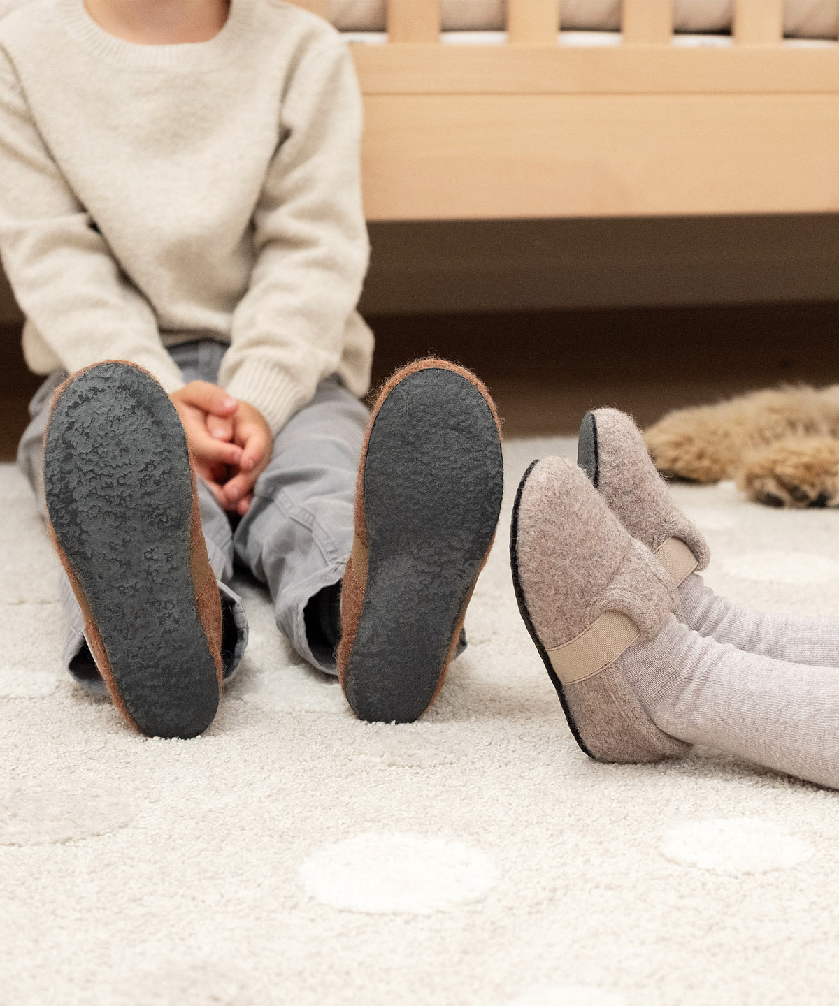 Kinder mit Hausschuhe für Kinder auf Teppich.