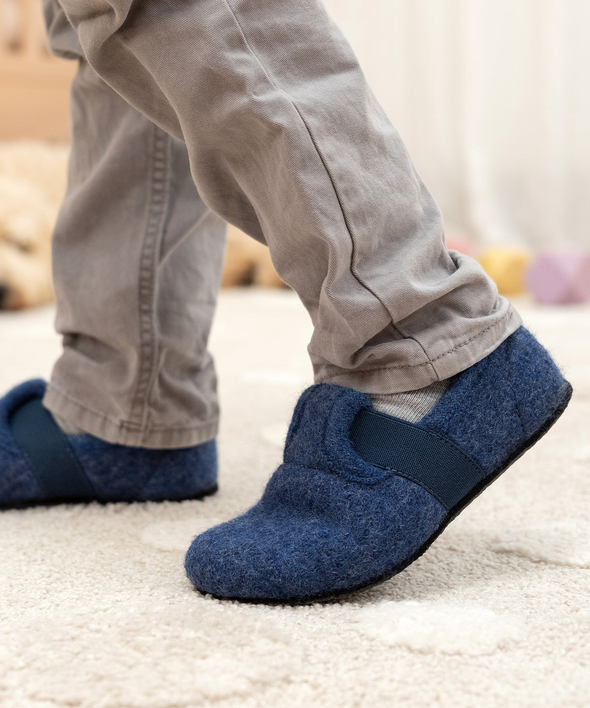 Kind mit Kinder-Hausschuhe Flach in Jeansblau.