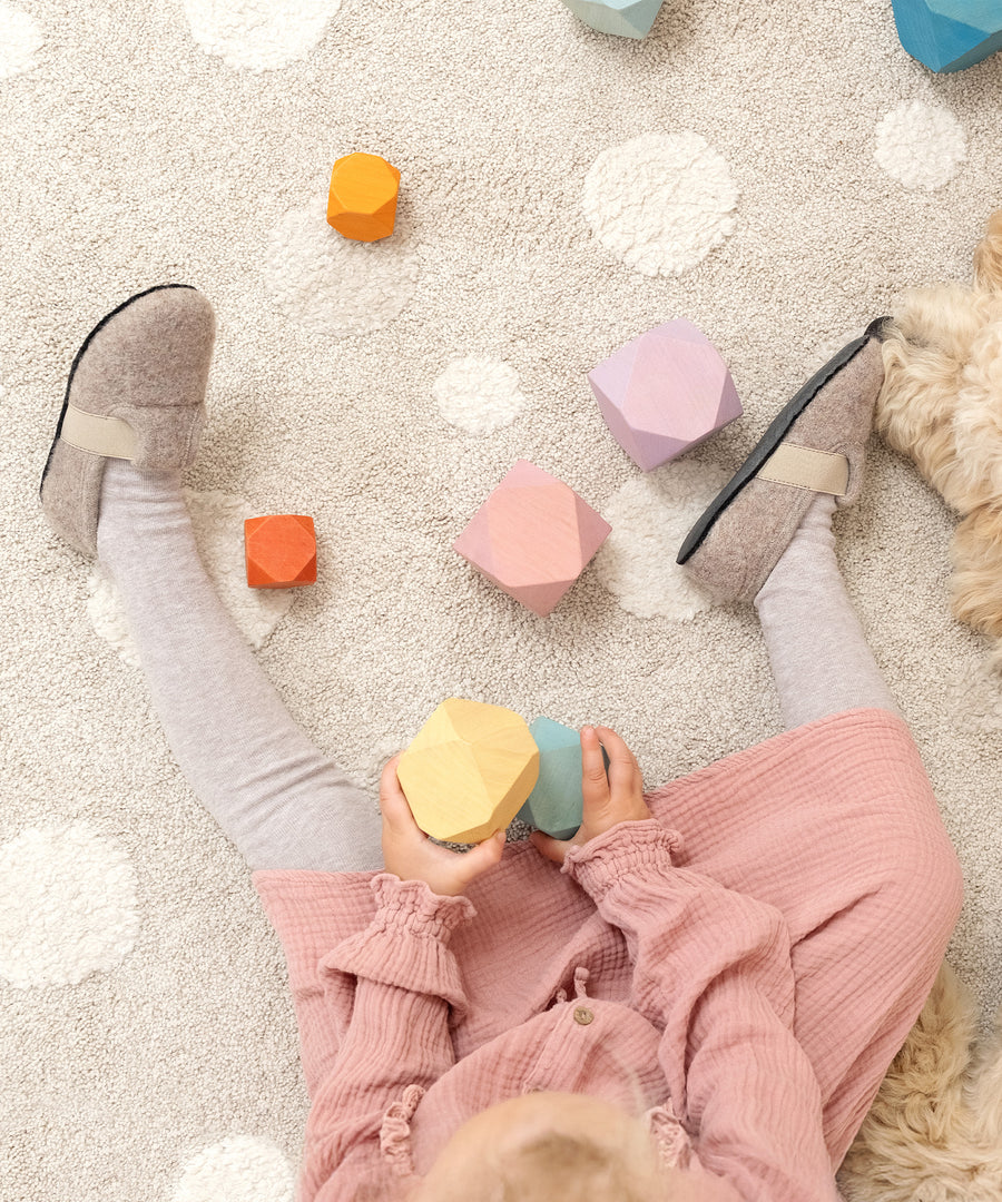 Für warme Füße das ganze Jahr*100% reine Schurwolle sorgt für ein ausgeglichenes Fußklima - ohne zu schwitzen, selbst bei langem Tragen im Alltag.|Kind mit Kinder-Hausschuhe Flach in Beige.