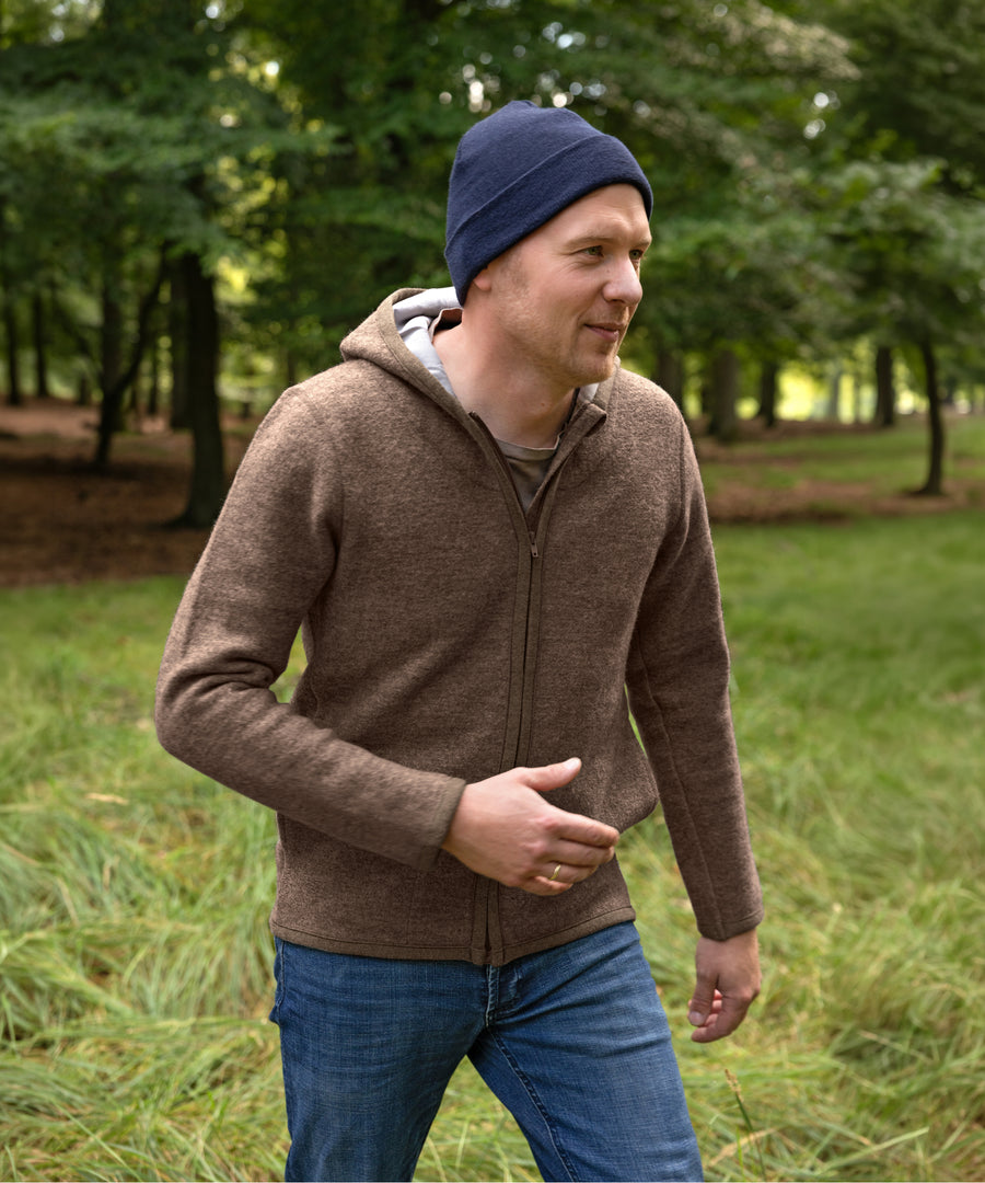 Mann trägt die Herren-Walkjacke in Hellbraun.