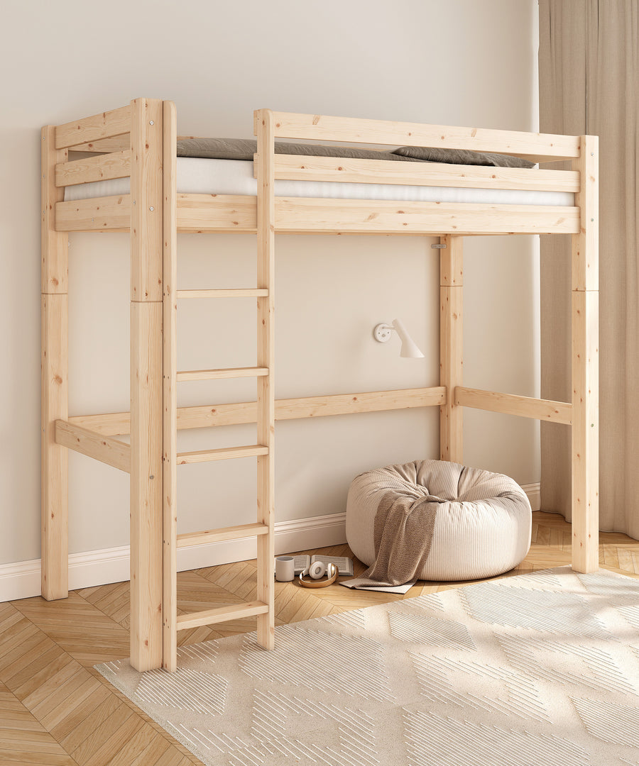 Hochbett Vento aus Kiefernholz mit erhöhtem Schlafplatz und freier Fläche darunter.