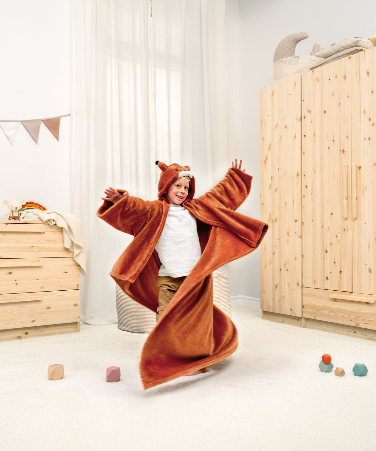 Schrank und Kommode aus Kiefer vereinen Stauraum, Design und natürliche Materialien.