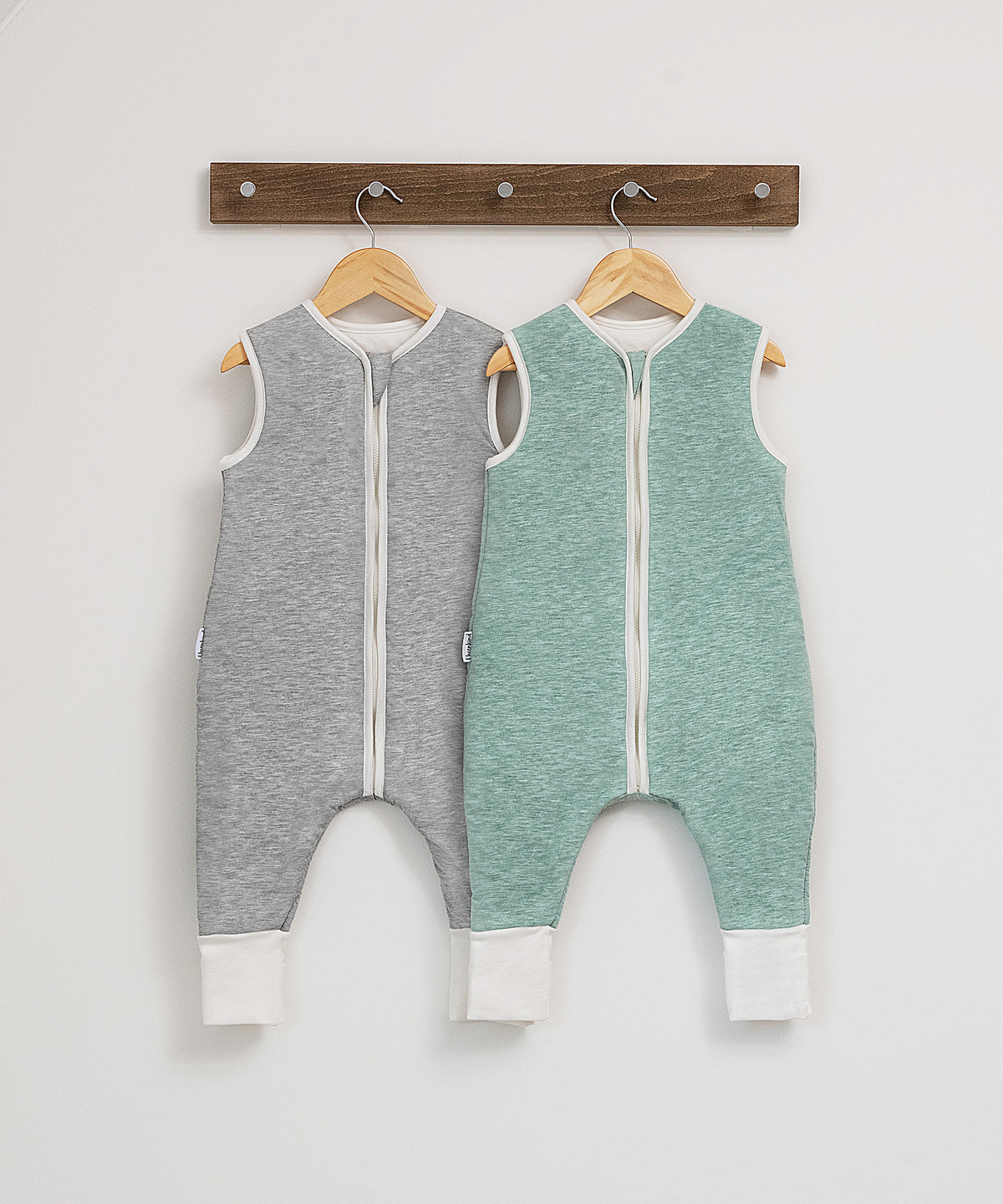Baby-Schlafsack mit Beinen und Wollfüllung hellgrau und hellgrün.
