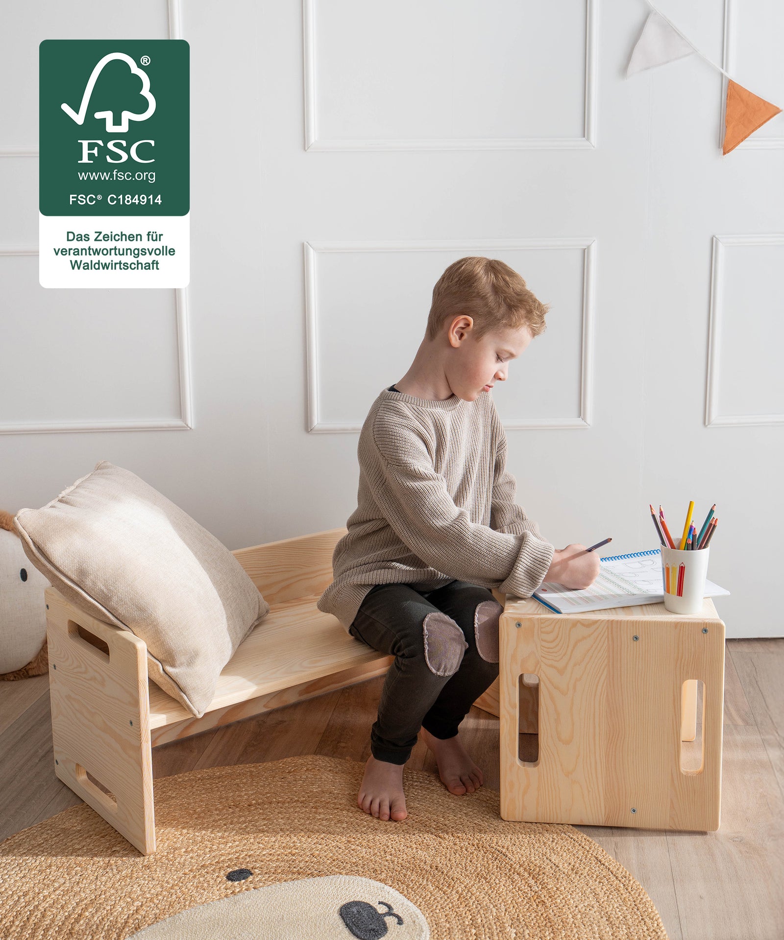Langjährige Begleiter*Von den ersten Malversuchen bis zu den ersten Schulaufgaben - Hocker & Bank wachsen mit und bleiben lange vielseitig einsetzbar.|Kind sitzt auf Bank und nutzt Hocker als Tisch.
