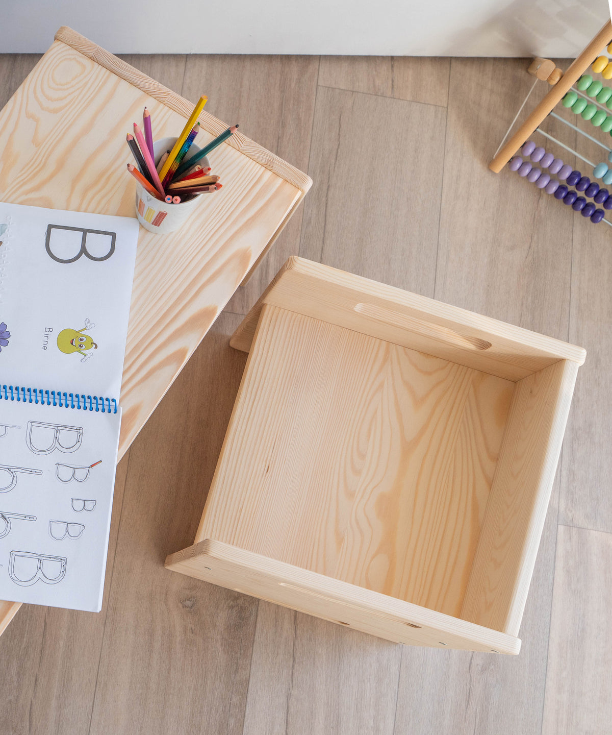 Hocker und Bank als Tisch genutzt im Kinderzimmer.