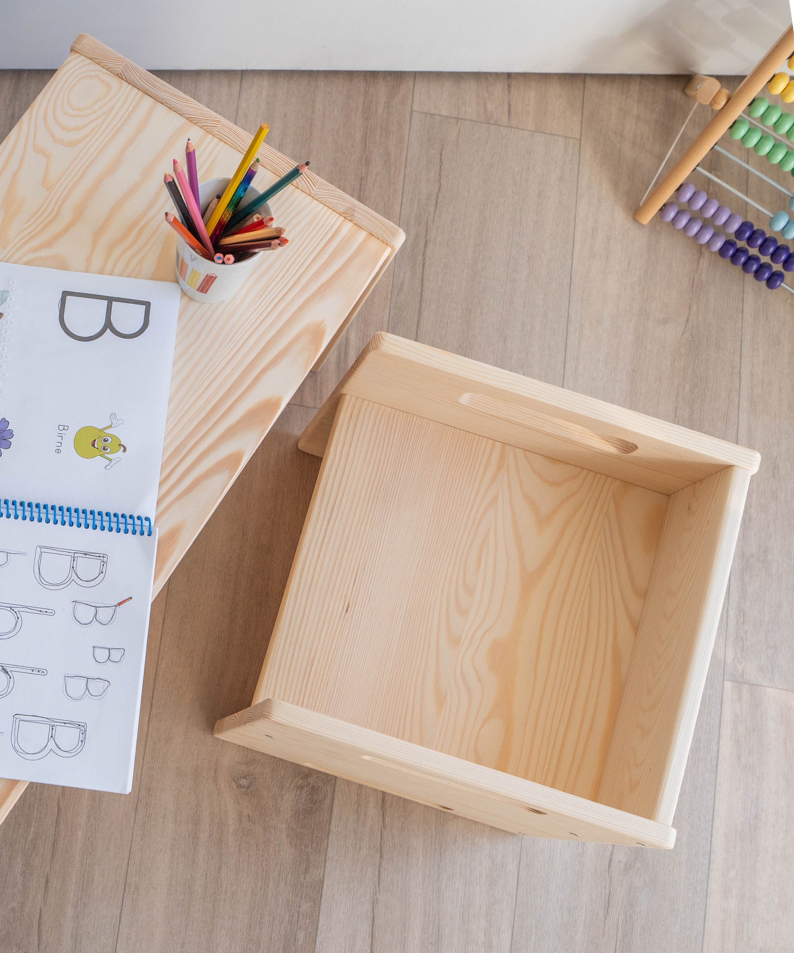 Hocker und Bank als Tisch genutzt im Kinderzimmer.