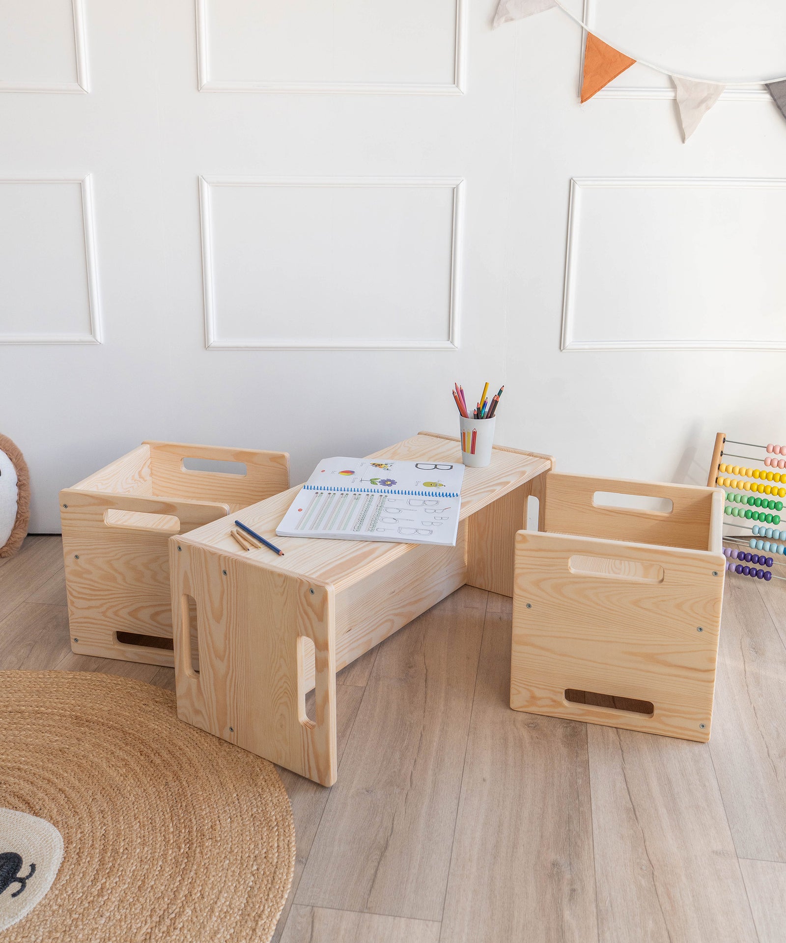 Bank als Tisch mit zwei Hockern im Kinderzimmer.