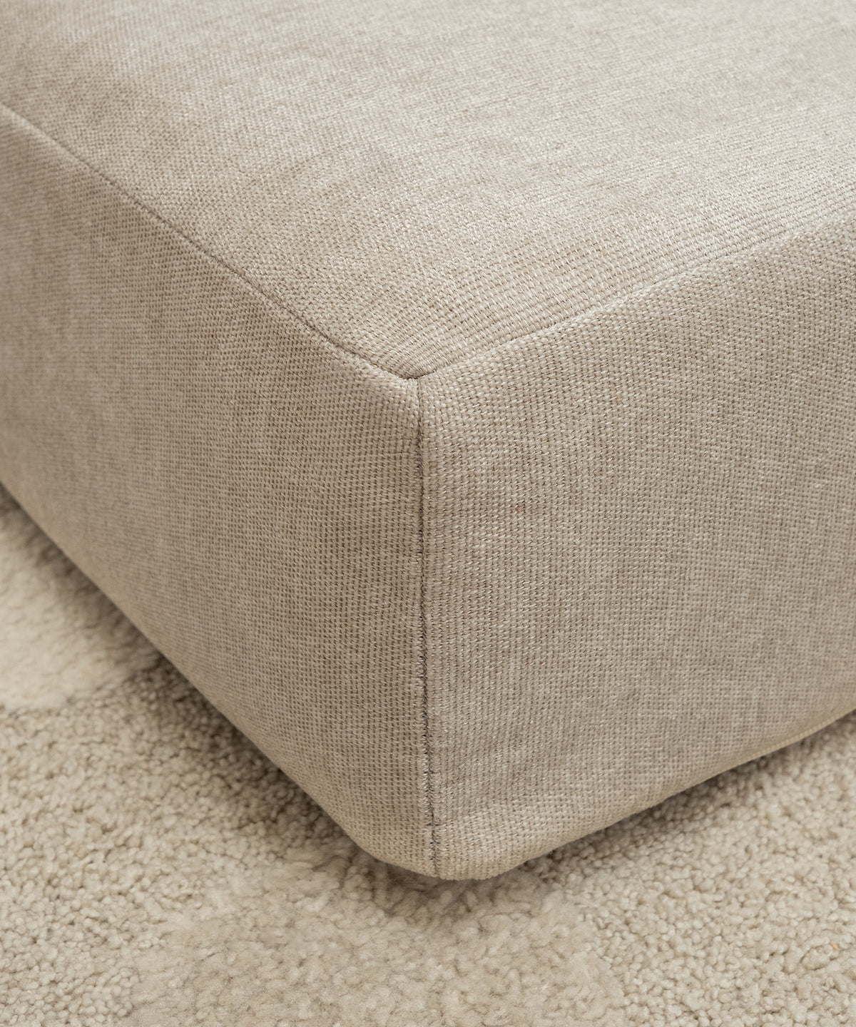 Hochwertiges Material*Der Webstoff-Bezug ist besonders strapazierfähig und pflegeleicht.
Er lässt sich abnehmen und bei 30°C in der Maschine waschen.| Nahaufnahme Hüpfpolster Natur.