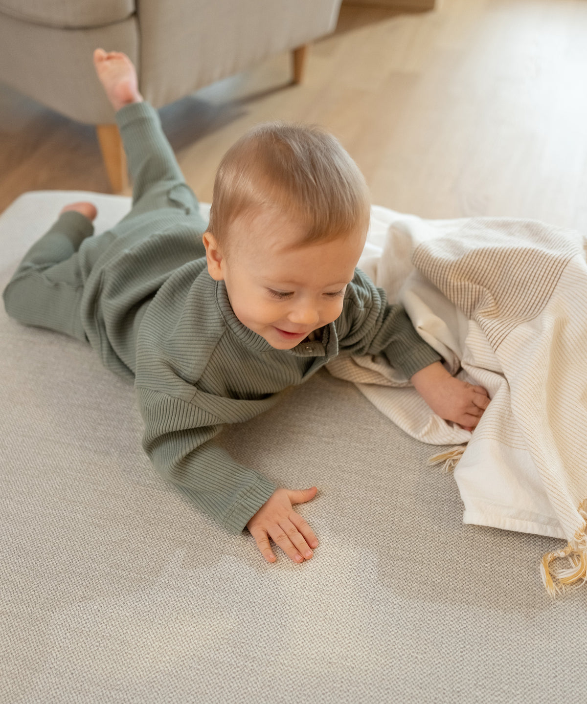 Kind spielt auf Hüpfpolster in Naturfarbe