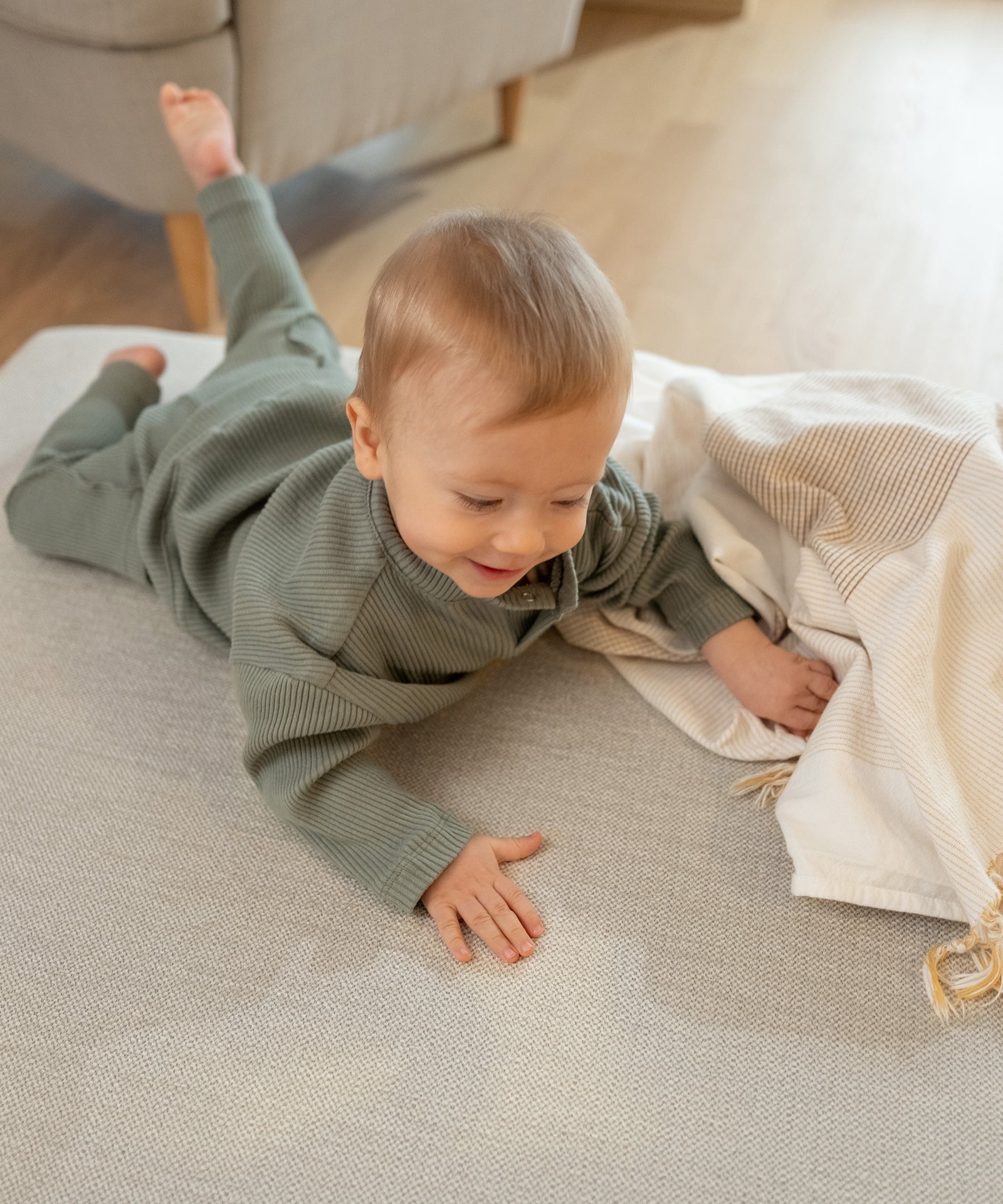 Kind spielt auf Hüpfpolster in Naturfarbe